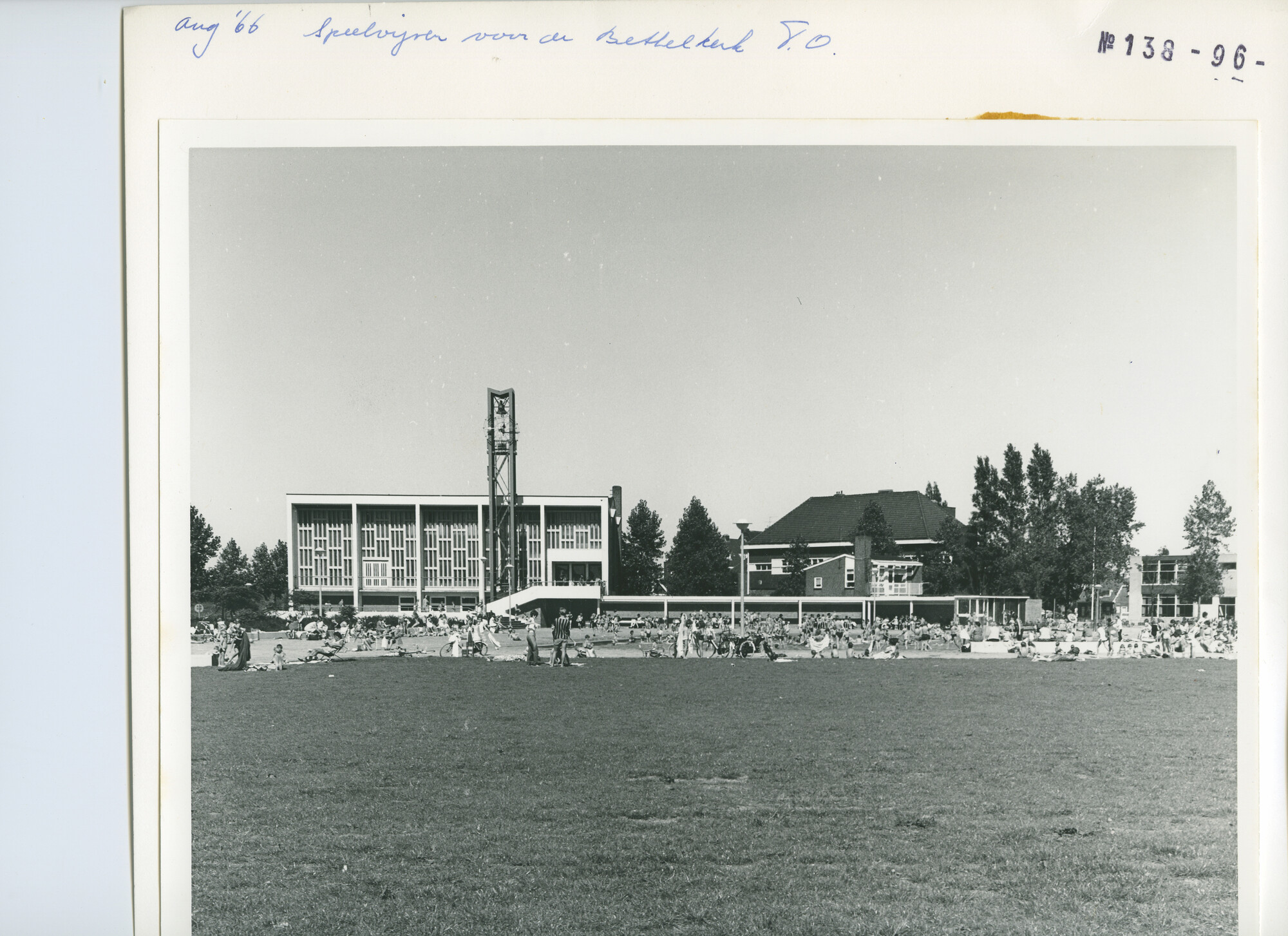 S.5444(4647); De speelvijver voor de Bethelkerk in Tuindorp - Oostzaan, augustus 1966; foto
