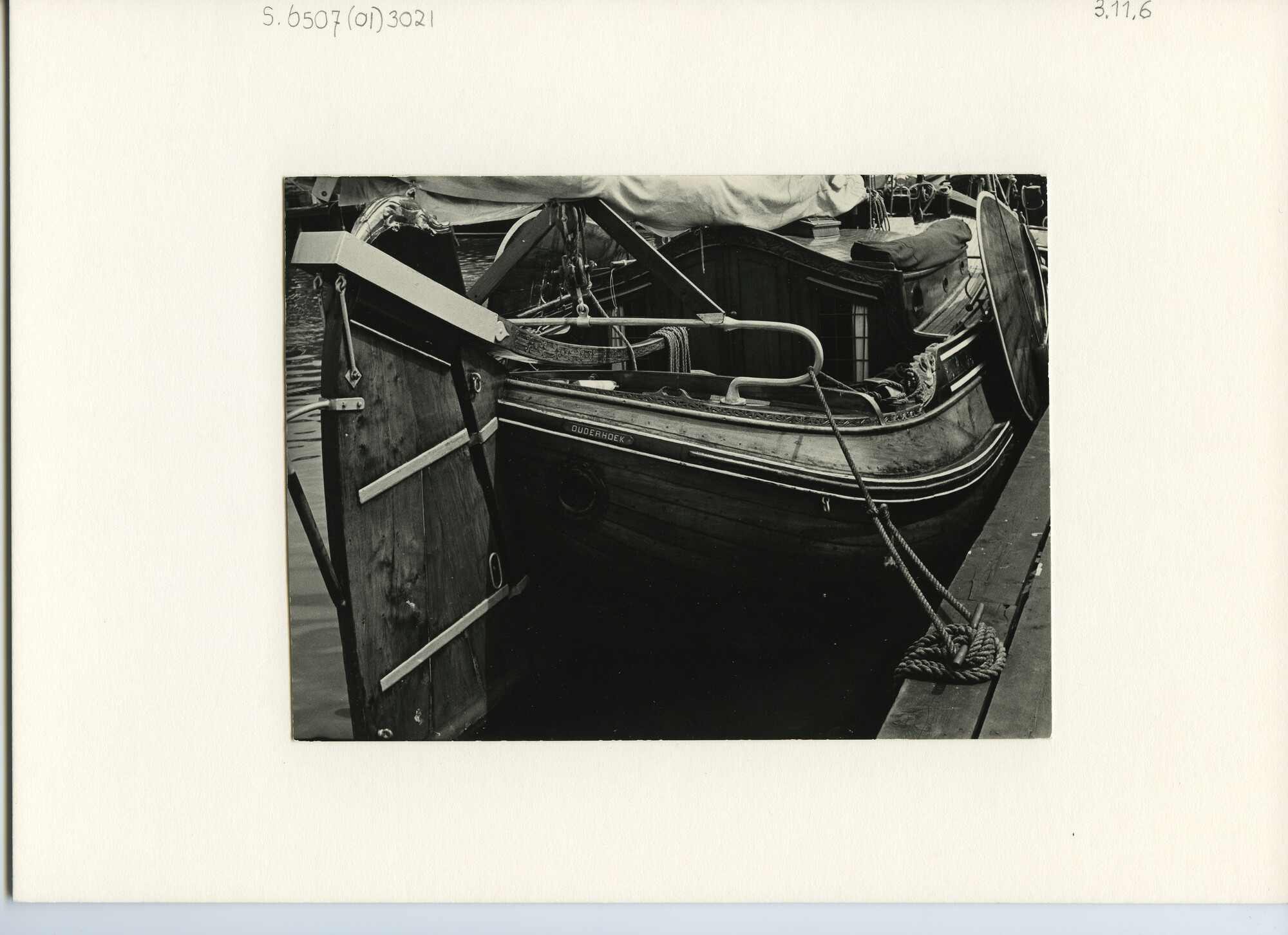 S.6507(01)3021; Achteraanzicht van de Zeeuwse poon Ouderhoek; foto