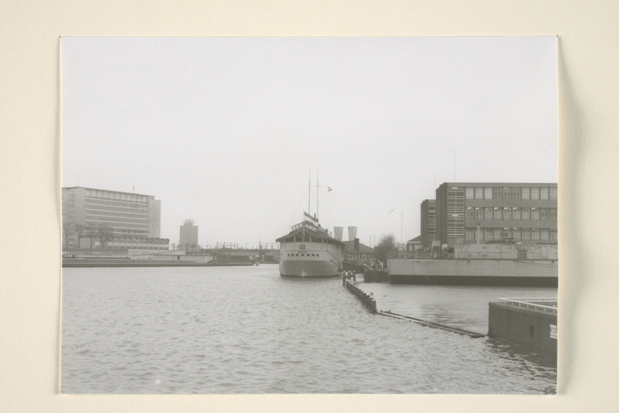 1994.7029; Foto's van het strijken van de Nederlandse vlag bij de uit dienststelling van het logementschip Hr.Ms. 'Buffel' bij het Marine Etablissement te Amsterdam; fotoreportage