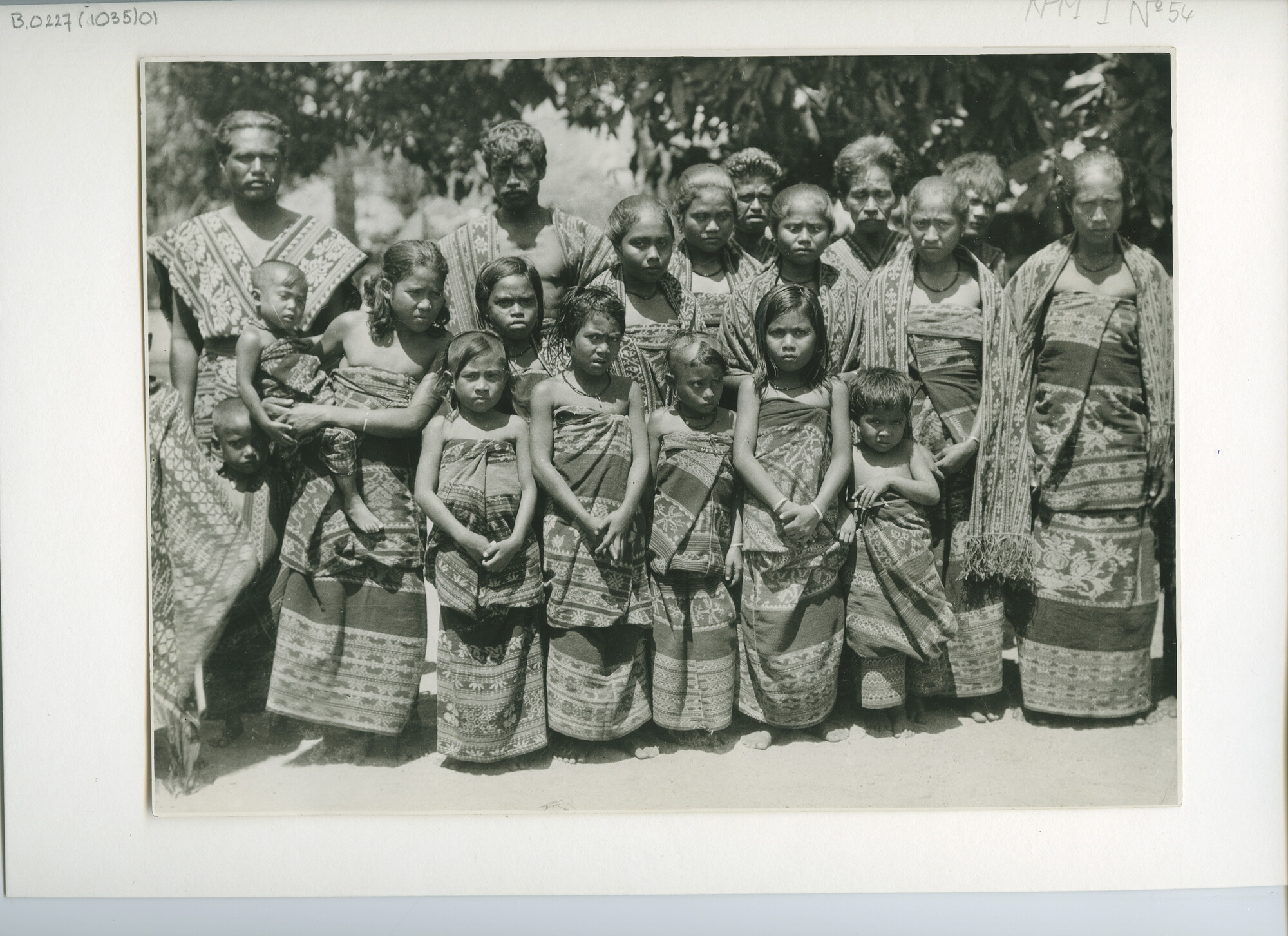 B.0227(1035)01; Groepsfoto's van inwoners op Savoe (Zuid Timor) in traditionele kledij; foto