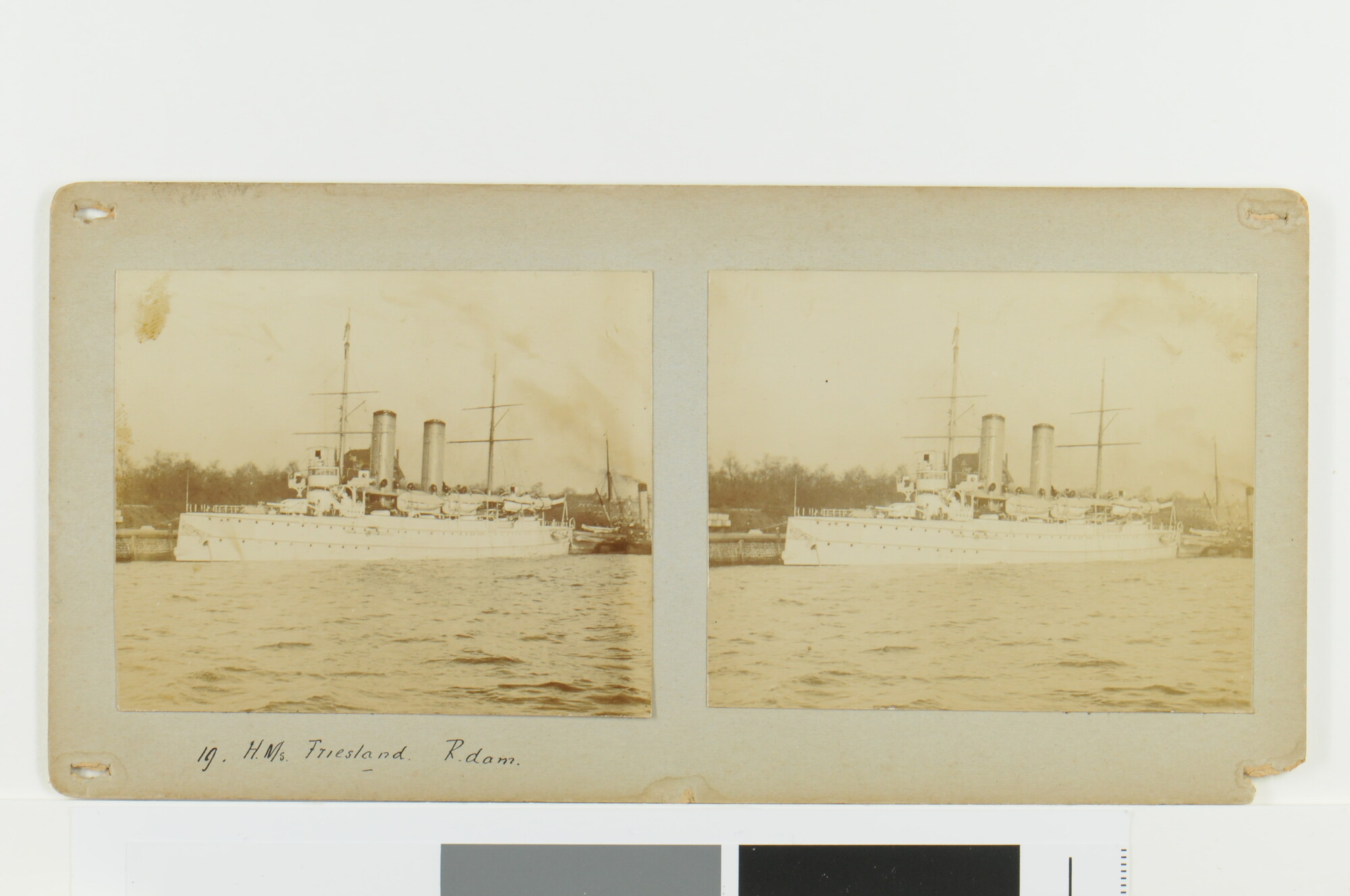 S.4834(01)12; Eén van een serie van drie stereofoto's van het pantserdekschip Hr.Ms. 'Friesland'; foto