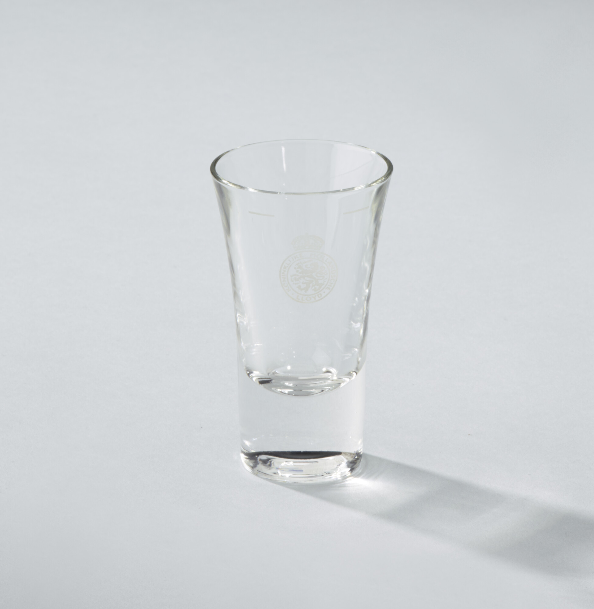 S.6483(2089)1; Borrelglas met op de kelk het logo van de Koninklijke Hollandsche Lloyd; drinkglas