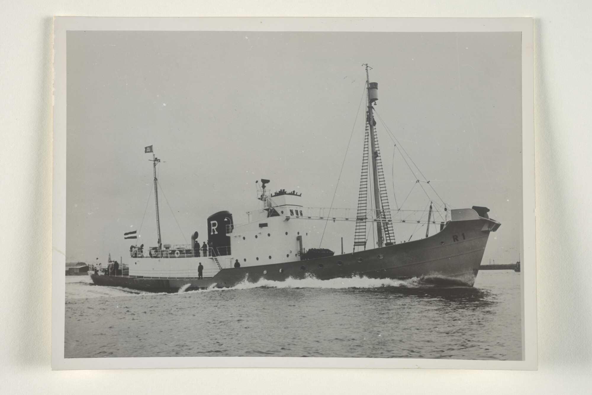 1999.3894; Proefvaart van één van de vijf Panamese walvisjagers (R 1) gebouwd voor de Compania De Navagacia Rosina; foto