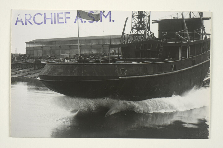S.5219(12)0248; Foto's van de tewaterlating van de bergings- en brandblussleepboot 'Passaat' van Shell Tankers NV; fotoreportage