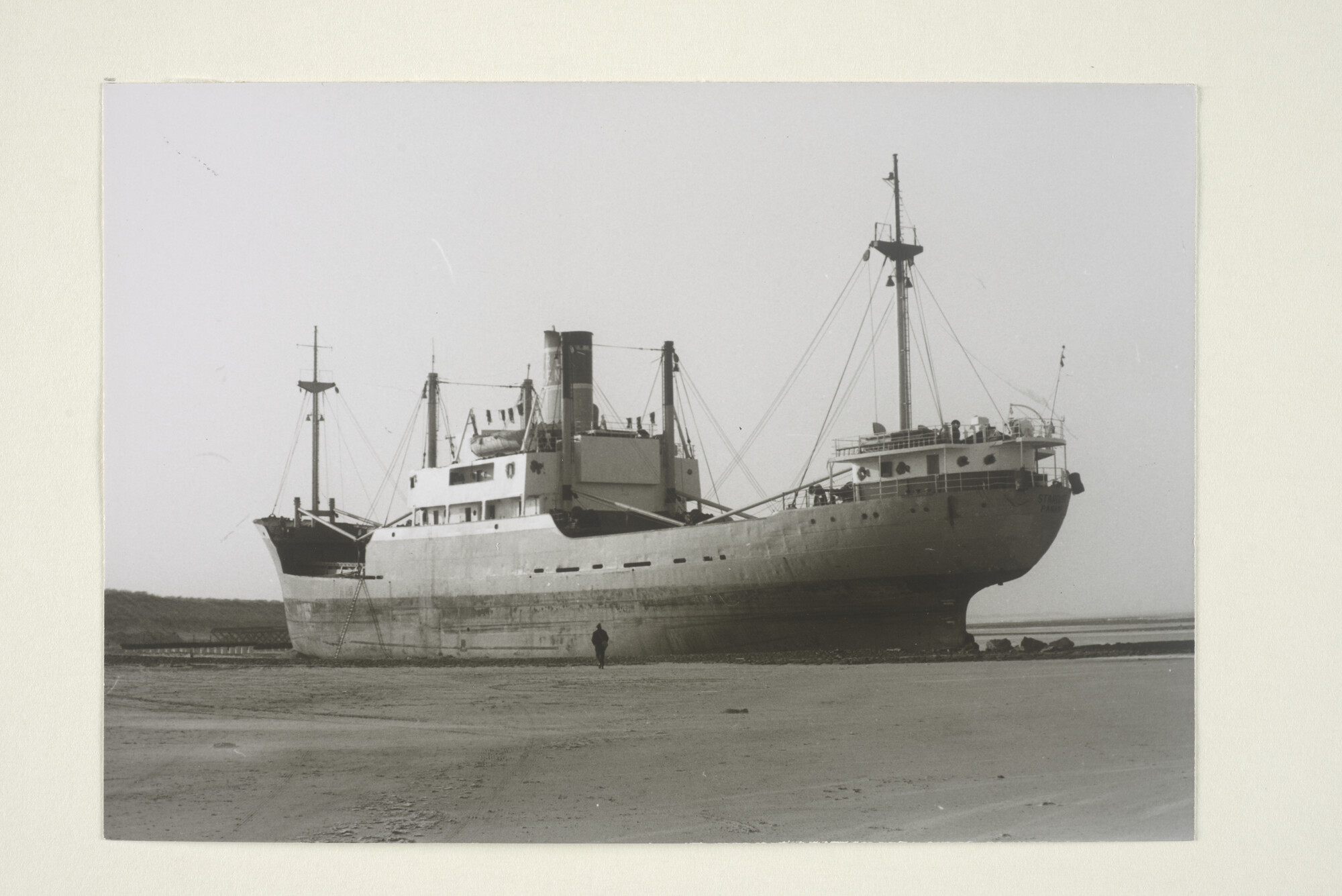 2000.2750; Het vrachtschip Stardust, gestrand bij s-Gravezande, januari 1976: het [...]; fotoreportage