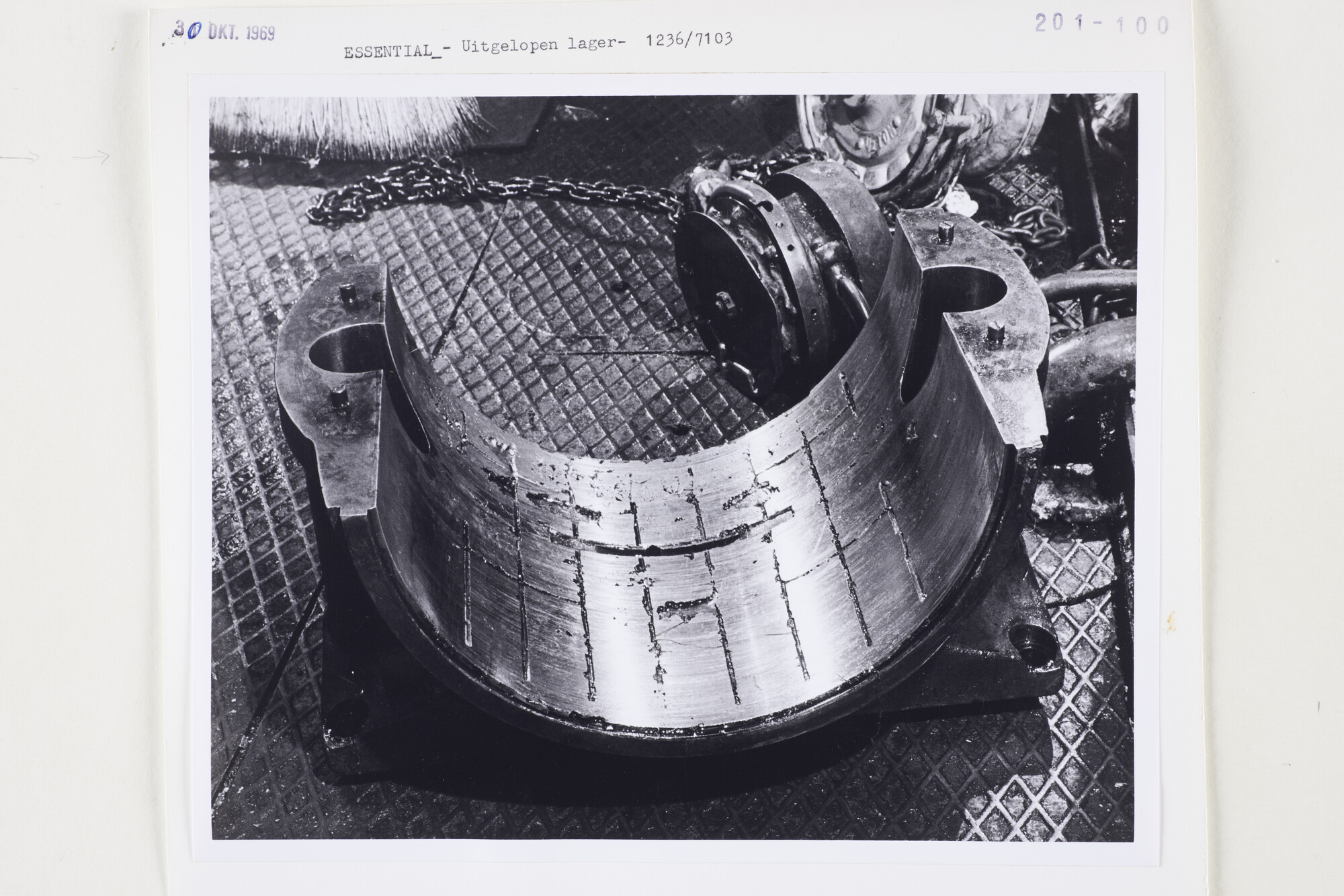 S.5444(5068)07; Foto van schade aan werktuigen in de motorkamer van de Essential; foto