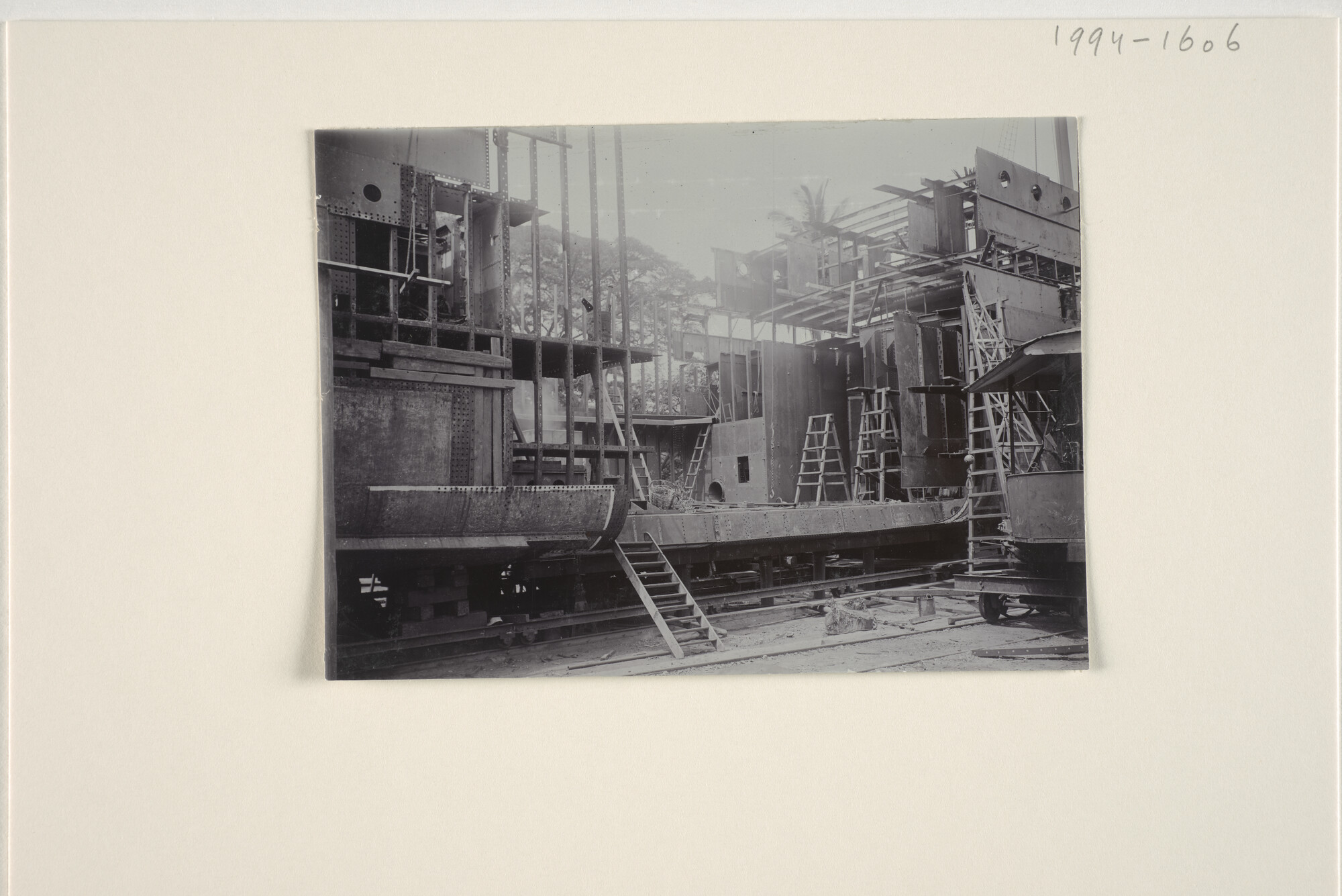 1994.1606; Foto's van de reparatie door de Nederlandsche Scheepsbouw Maatschappij van de middensectie van het ss. 'Pahud' [...]; fotoreportage