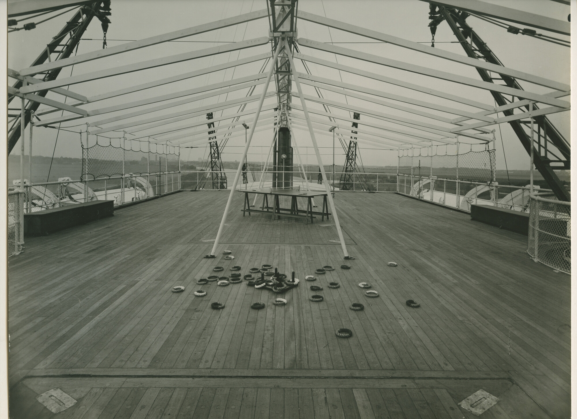 S.5444(0768)1; Interieurfoto: mailschip ms. Marnix van Sint Aldegonde, dek en zwembad; foto