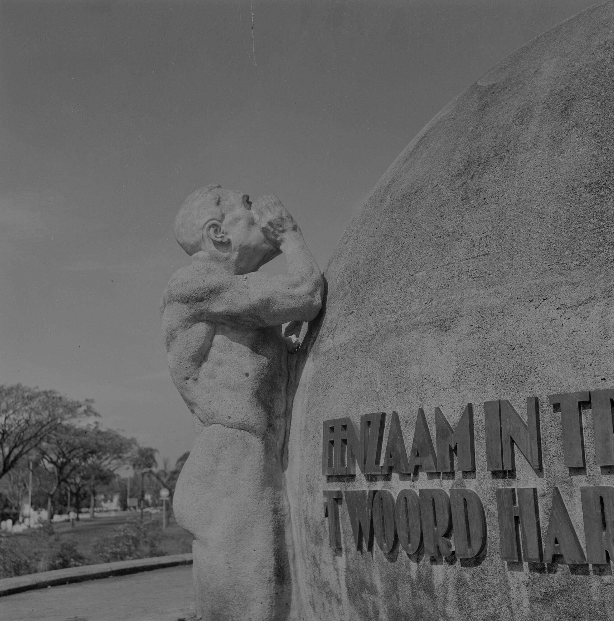 2015.3374; Negatief van het Radio Monument in Bandoeng (Bandung); negatief