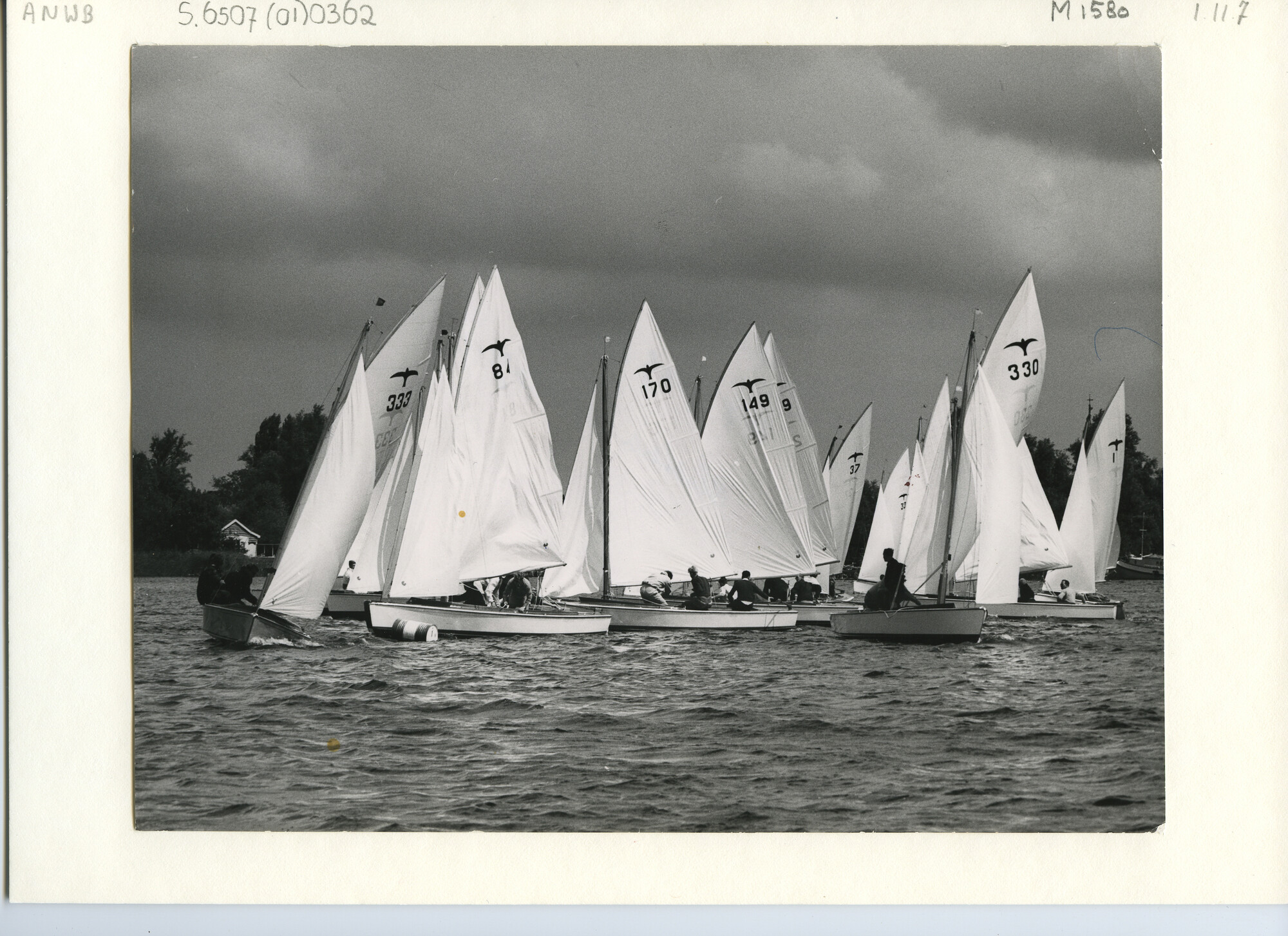 S.6507(01)0362; Hollandwek I: Valken ronden een boei op de Loosdrechtse Plassen; foto