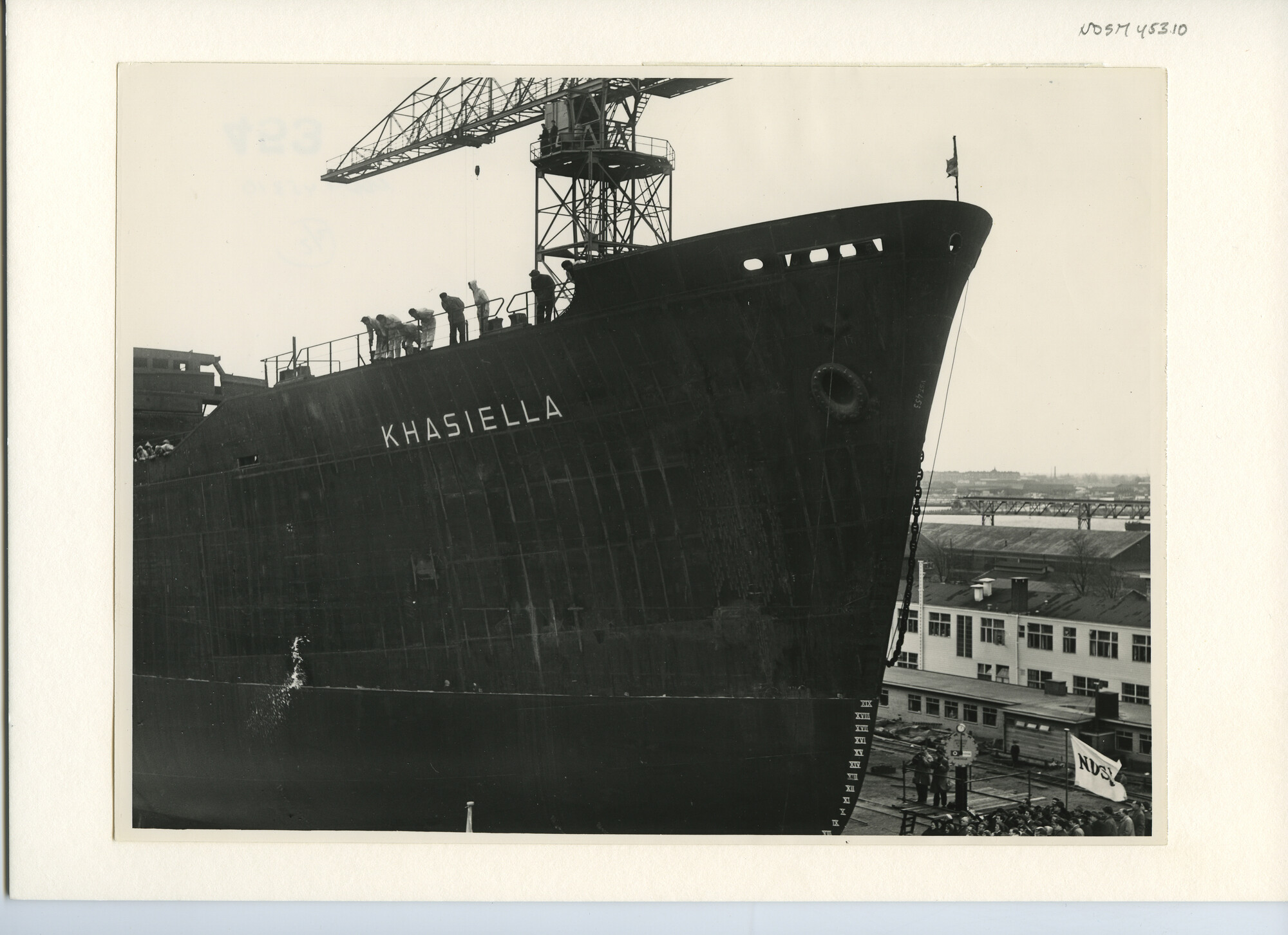 S.5444(2382)2; Foto van de tewaterlating van de tanker ss. Khasiella van Petroleum Maatschappij La Coruna; foto