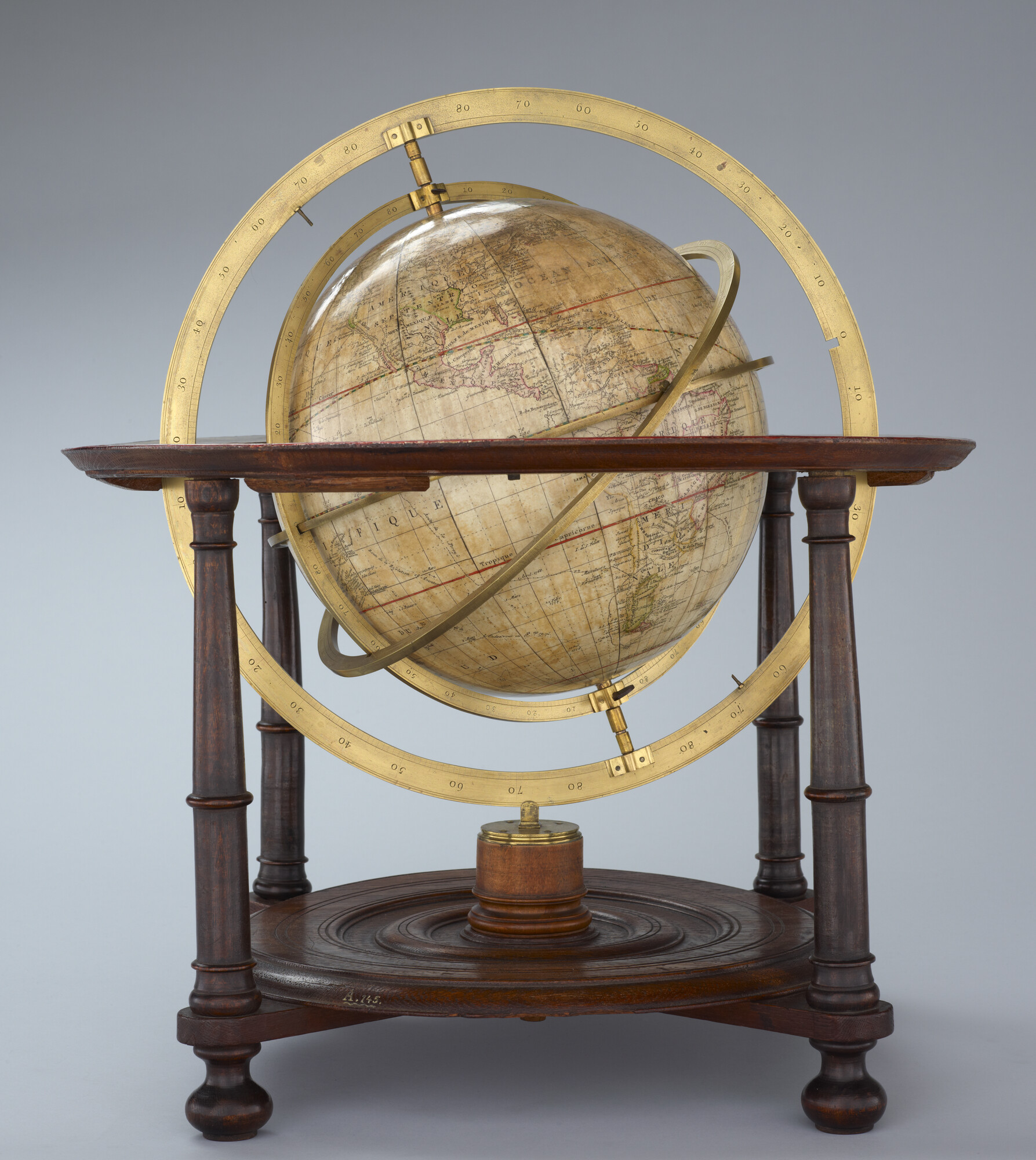 A.0145(025)22; Aardglobe van 31 cm. in doorsnede vervaardigd door Cornelis Covens en gegraveerd door Cornelis van Baarsel, met ringen gemonteerd rond de globe; globe