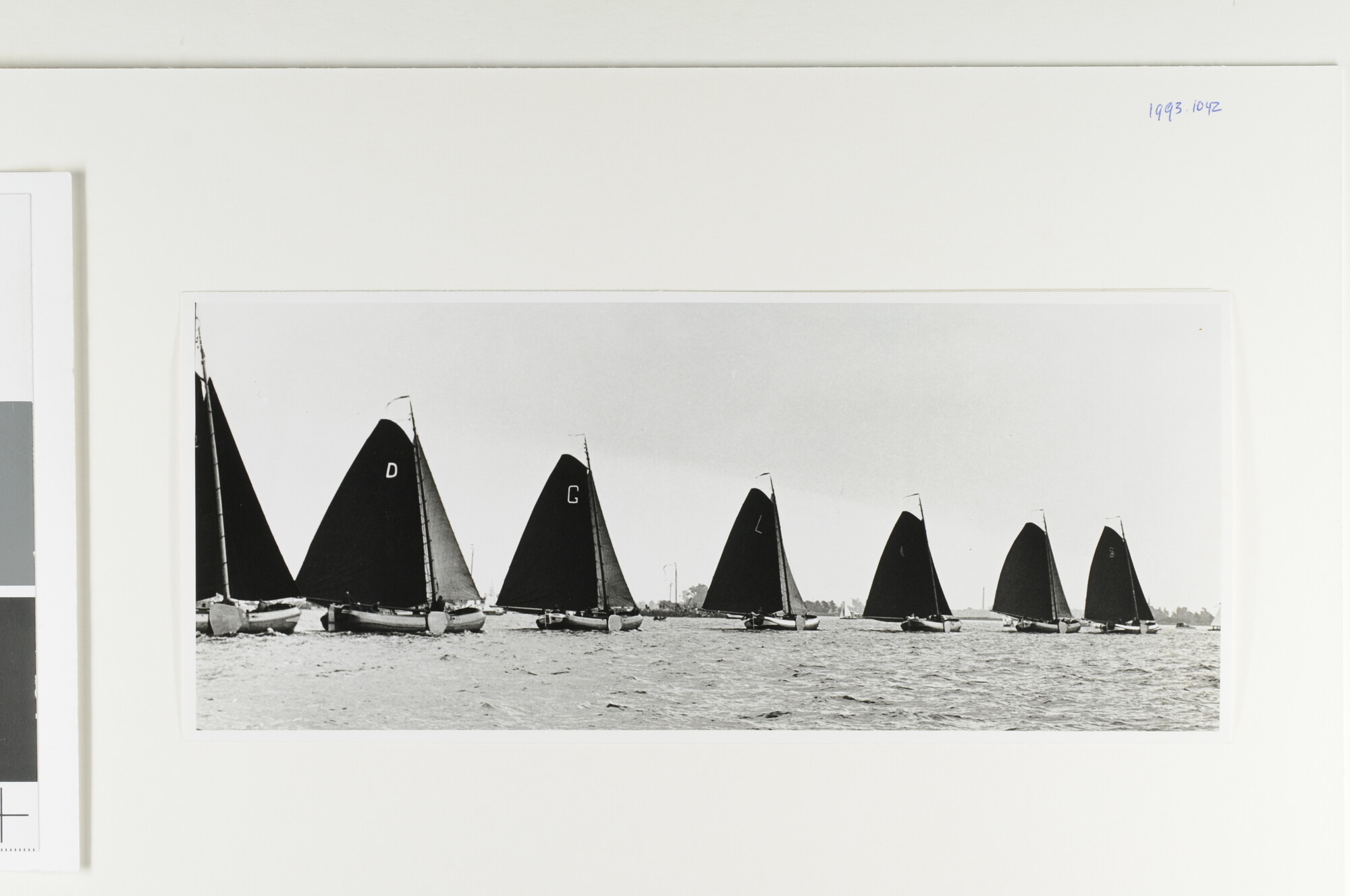 1993.1042; Skûtsjesilen in Friesland: zeven skûtsjes halve wind varende in linie; foto