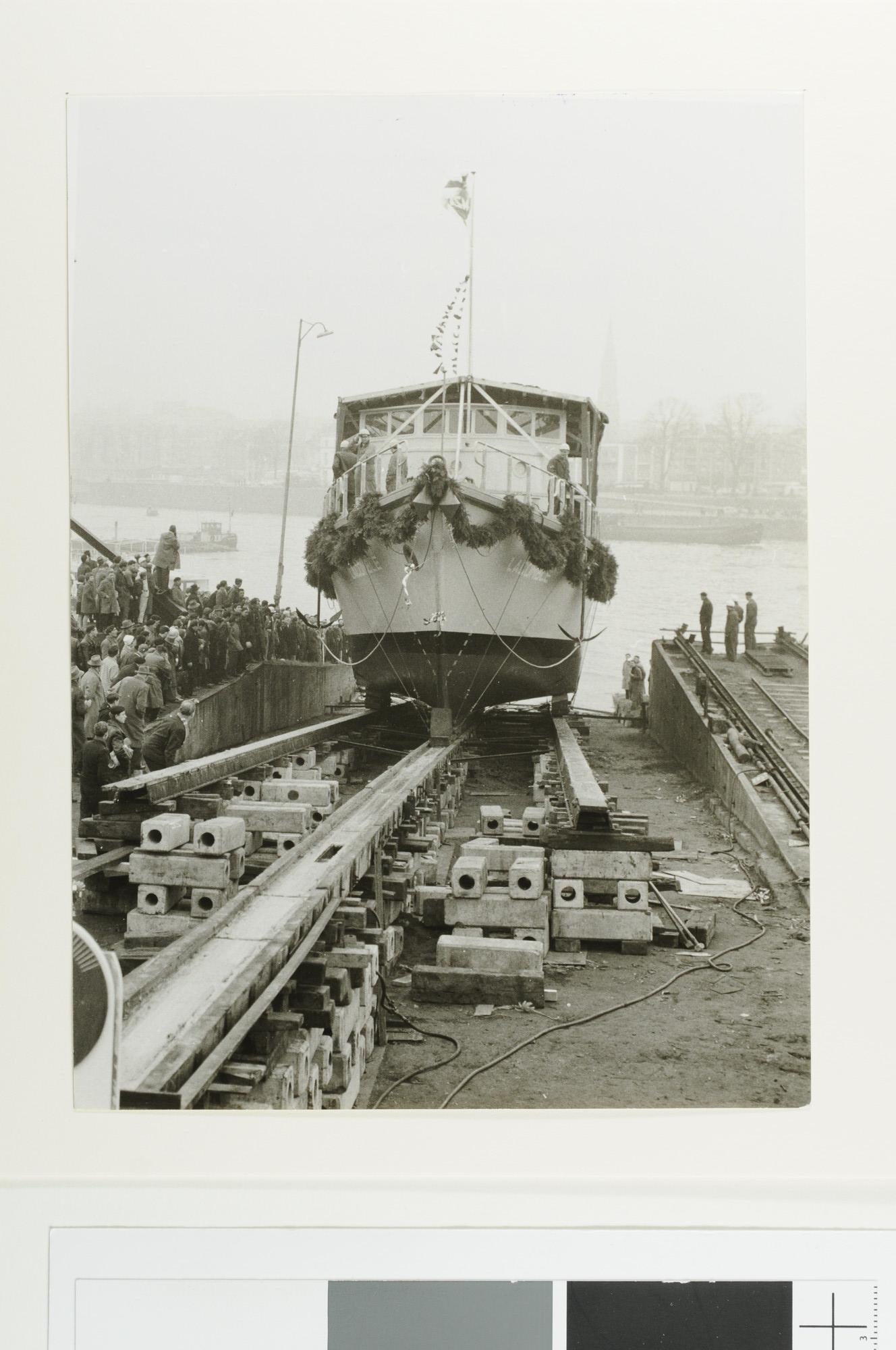 S.5870(03) [nr 0001]b; De tewaterlating van de ondiepwatermijnenveger Hr.Ms. 'Lacomblé' (M 870); foto