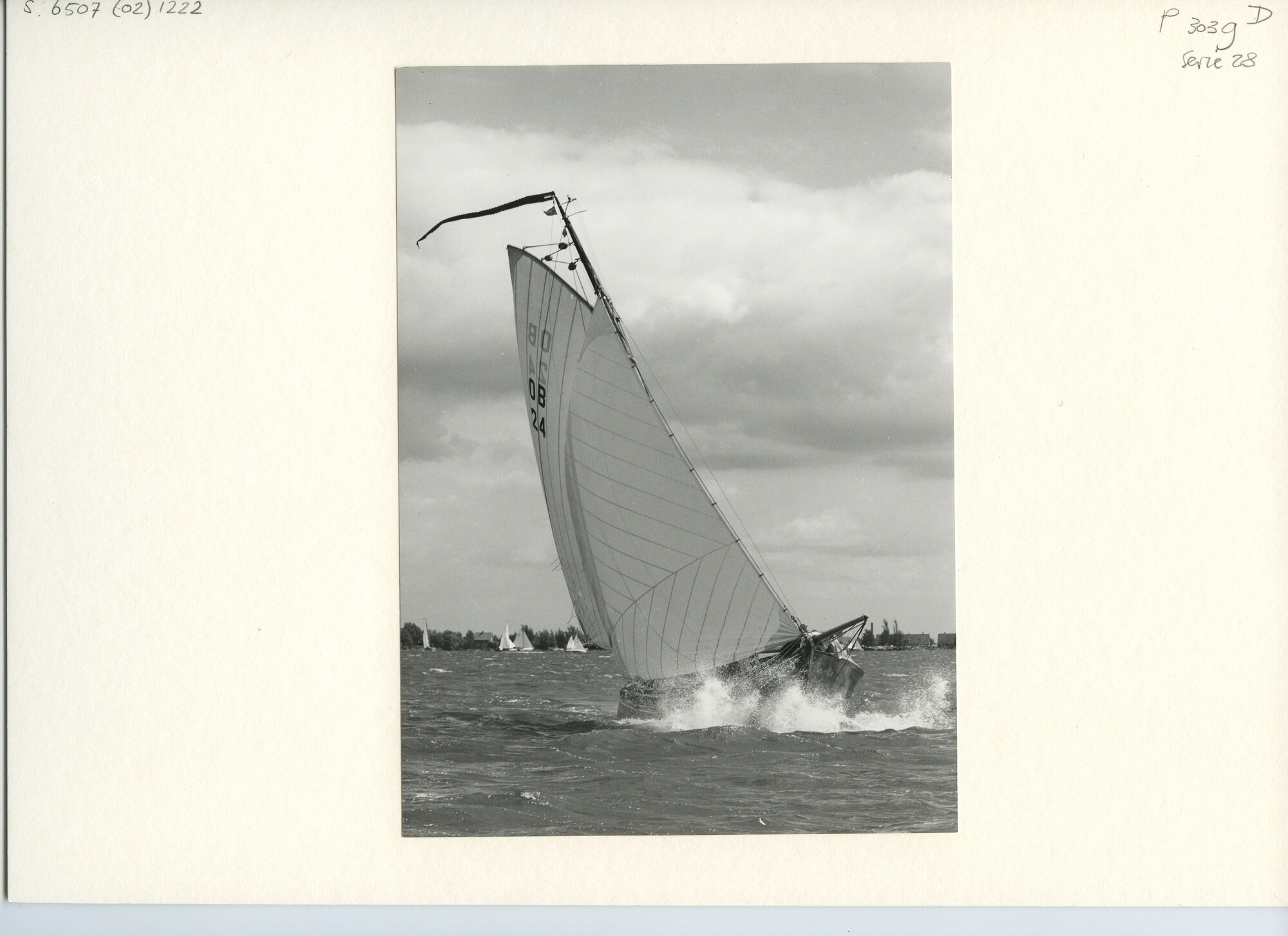 S.6507(02)1222.05; Zwart-wit foto van de houten hoogaars Atalante (24 OB) van dr. S.L. Mansholt tijdens een wedstrijd op de Westeinderplassen, 1962; foto