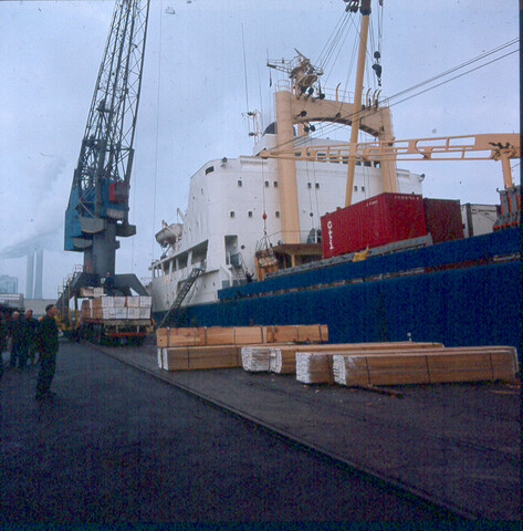 S.9100(8361); Dia van het Brazaliaanse vrachtschip ms. Copacabana wordt gelost van [...]; diapositief