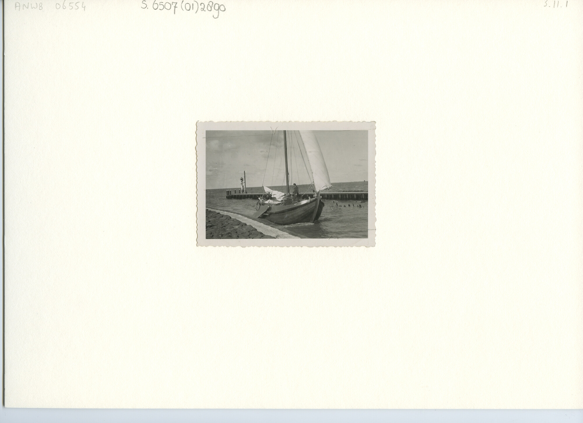 S.6507(01)2890; Foto van het botterjacht met kajuit Hetty III vaart de haven van Nijkerk binnen; foto