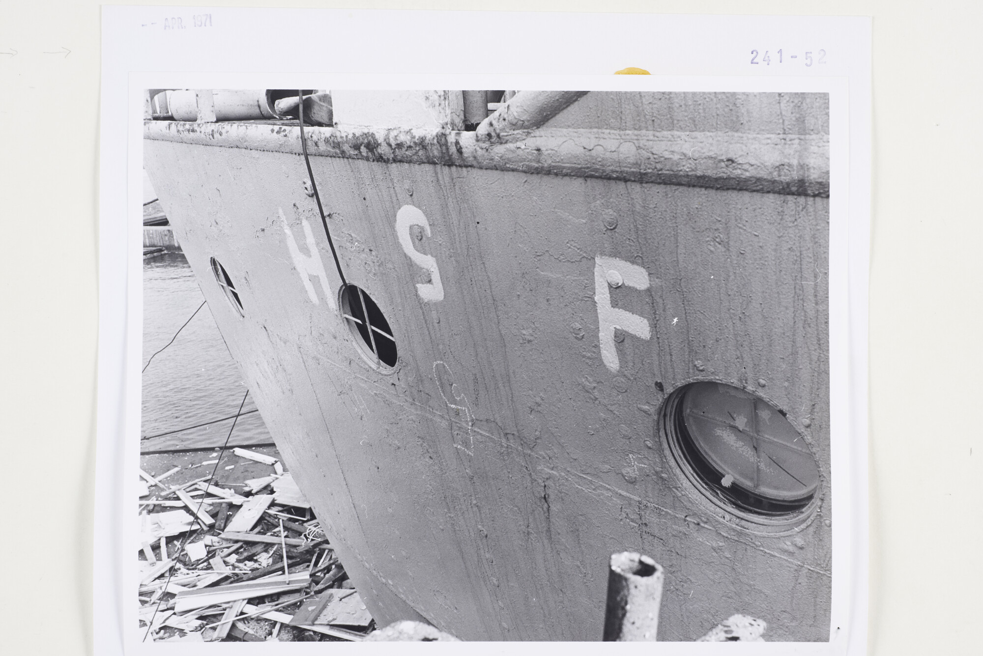 S.5444(5237)11; Foto van de reparatie van de aanvaringsschade aan het vrachtschip Tasmania; foto