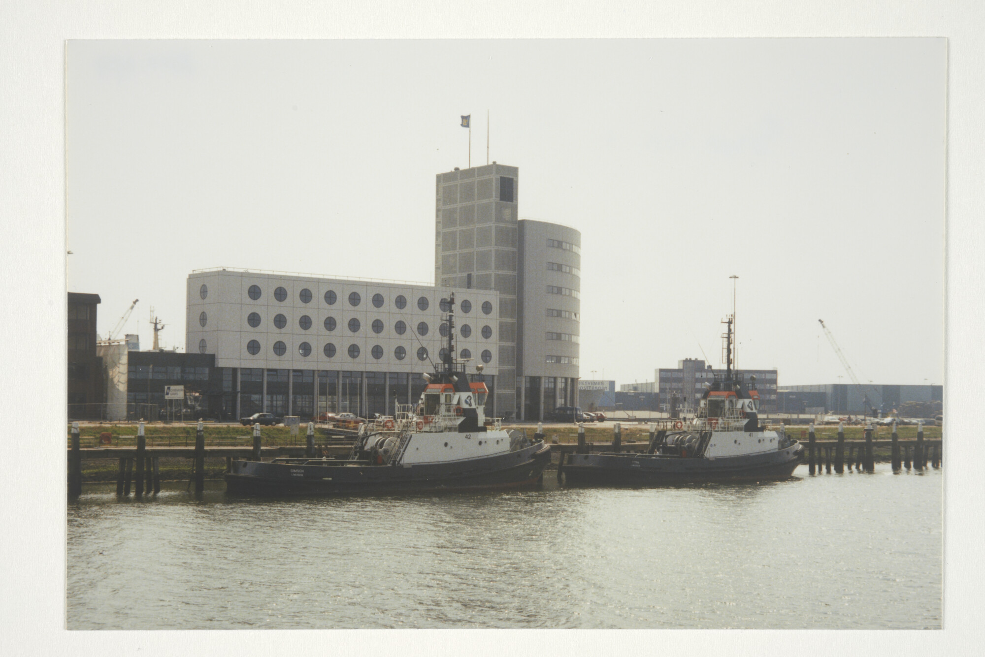 2000.0954; Kleurenfoto van de sleepboten 'Simson' en 'Titan' van NV; foto