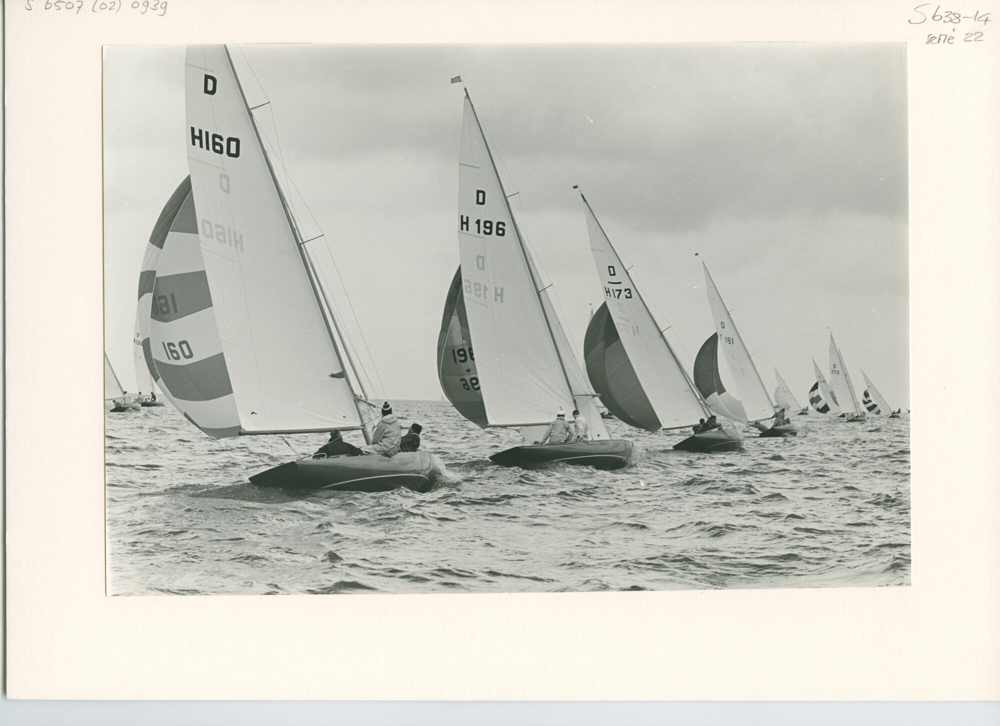 S.6507(02)0939.04; Zwart-wit foto van een wedstrijd in de Drakenklasse op het IJsselmeer voor Medemblik om de Internationale Dragon Gold Cup; foto
