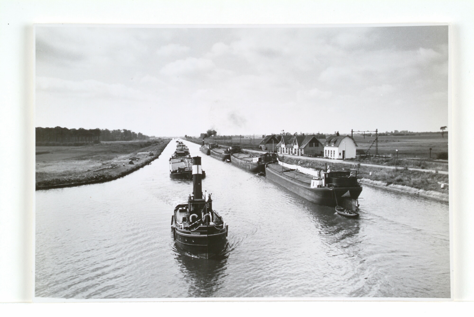 S.5814(488)078; Merwedekanaal en een aantal binnenvaartschepen gesleept door de 'Schiedam'; foto