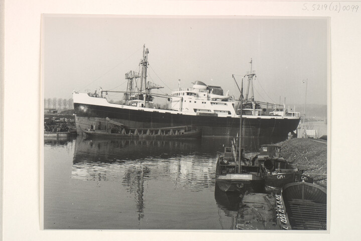S.5219(12)0099; Foto's van het Franse (Laker) vrachtschip ms. 'Marquette' van de Cyprien Fabre Fraissinet te Marseilles bij de ASM; fotoreportage