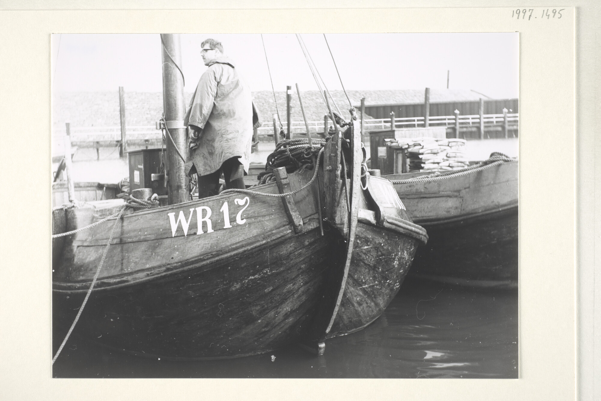 1997.1495; Foto's gemaakt in de haven van Den Oever van de blazer WR 24 en de Wieringeraak WR 107; fotoreportage