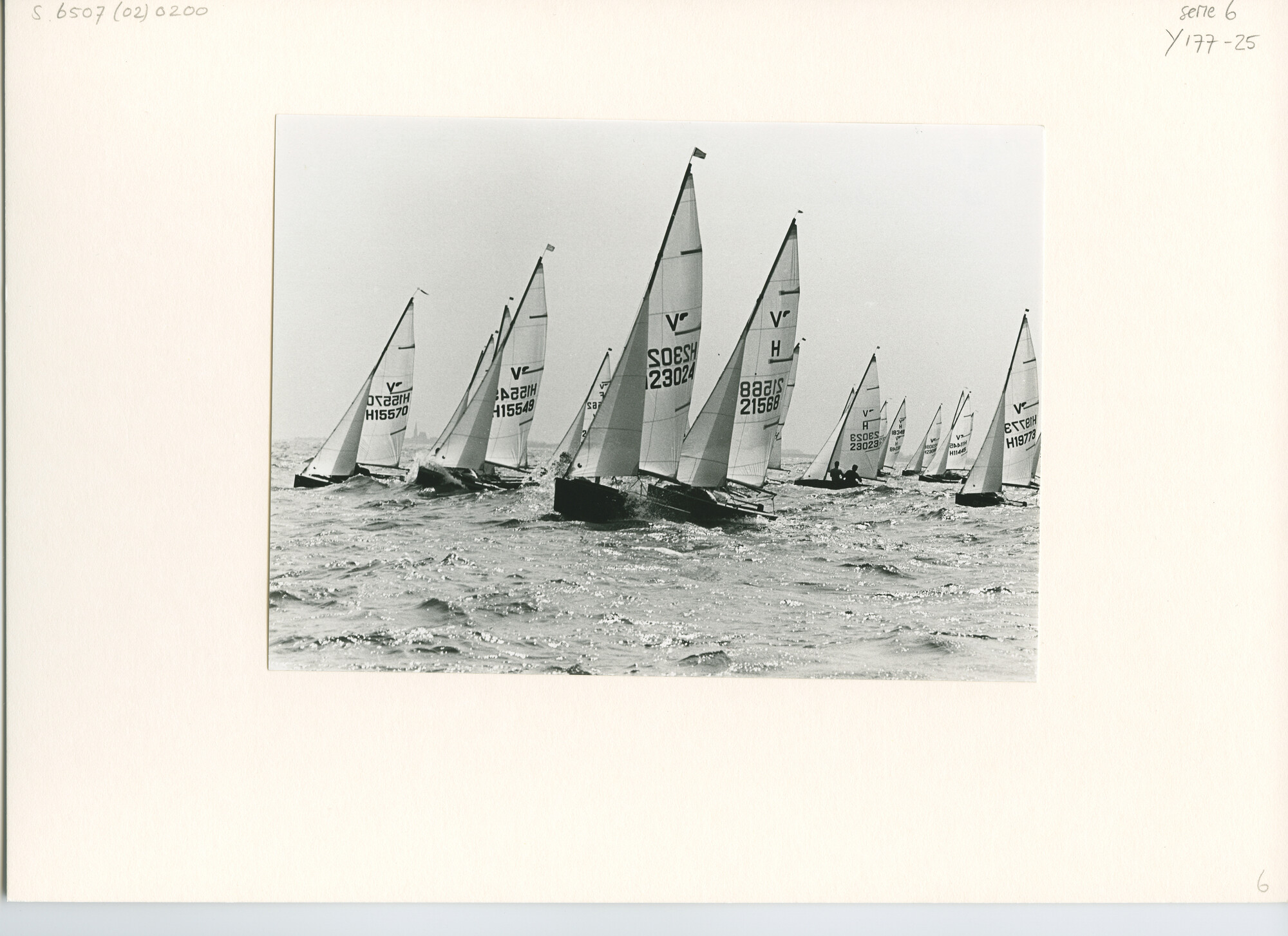 S.6507(02)0200.01; Zwart-wit foto van Vaurien-wedstrijden met een flinke bries voor Medemblik; foto