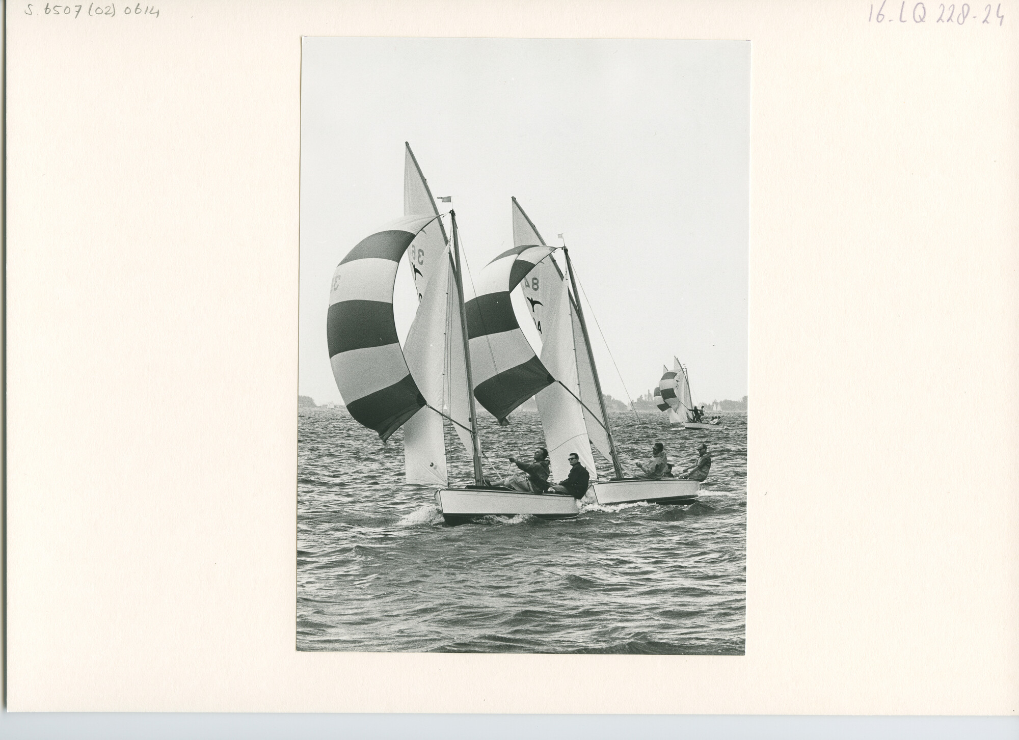 S.6507(02)0614.03; Zwart-wit foto van de Valkenklasse op de Westeinderplassen; foto