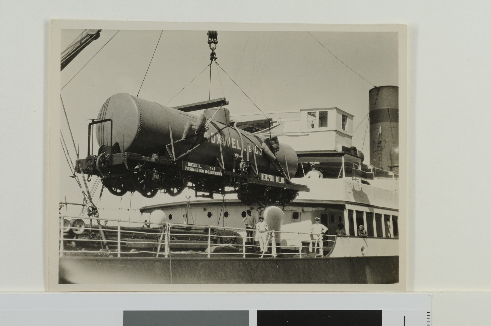 S.6483(4060)18; Fotos van het van het dek takelen van een bij Werkspoor gebouwde spoorwagon; fotoreportage