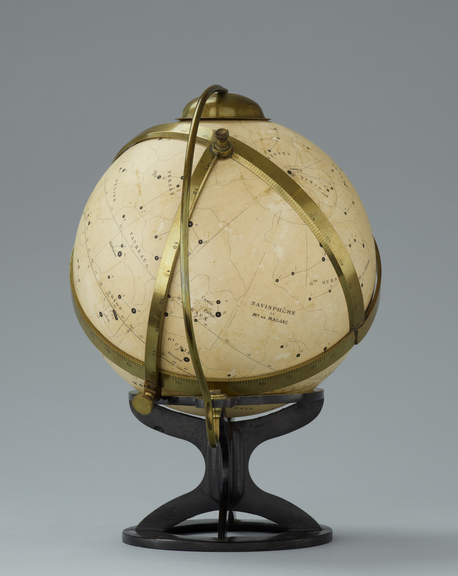 B.0024(01); Navisphere (hemelglobe) van ca. 23 cm. in doorsnede ontworpen door H. de Magnac, in originele houten kist; navisphere