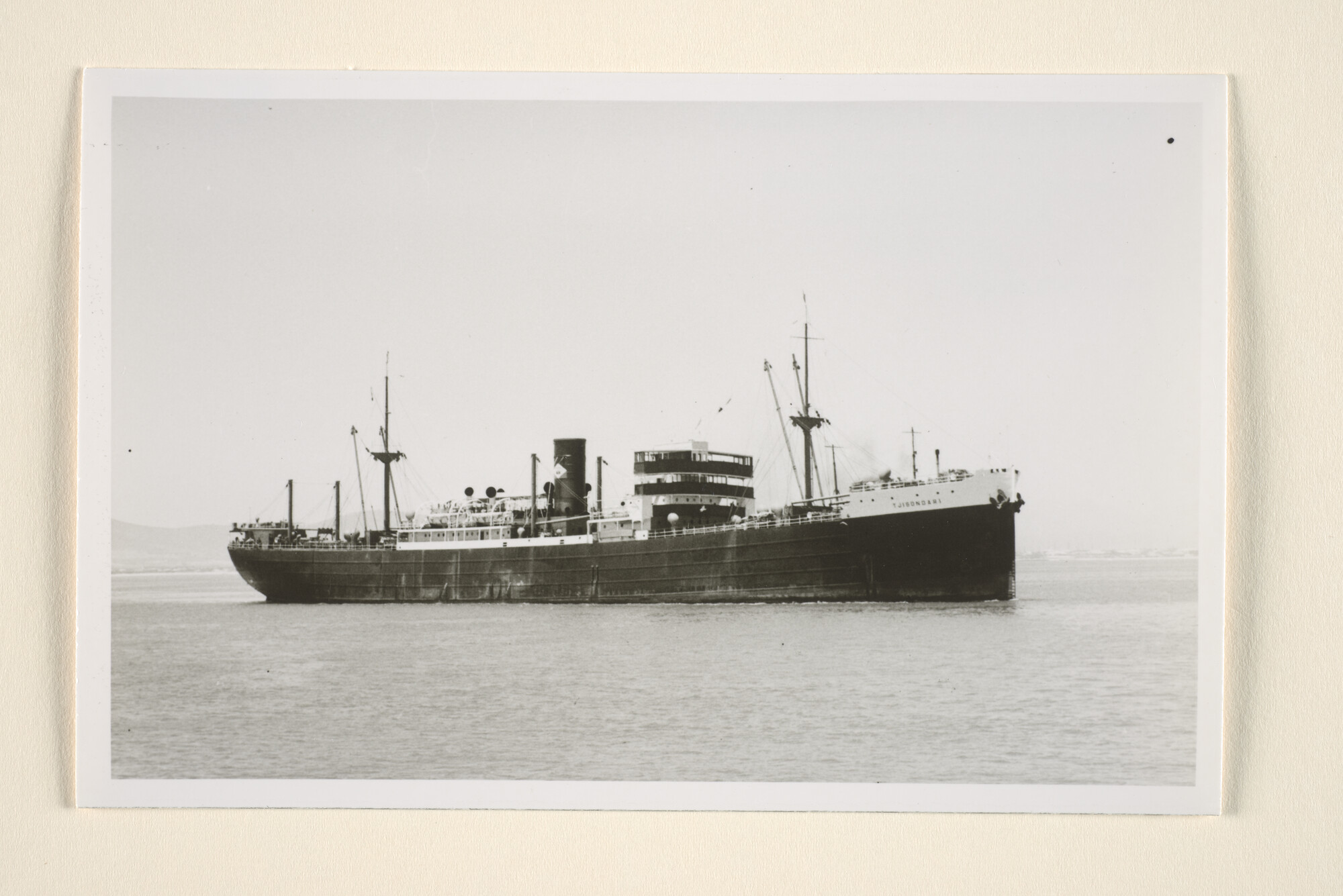 1995.6534; Het vrachtschip ms. Tjisondari van de KJCPL; foto
