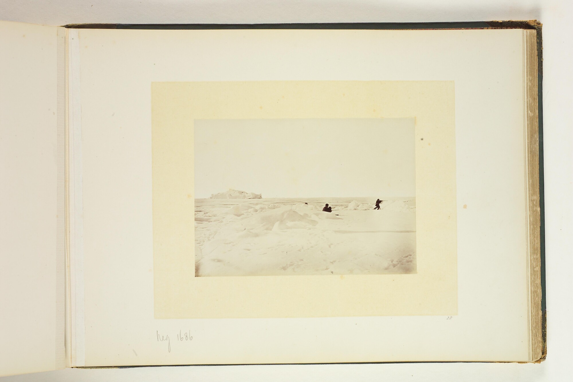 A.4325; Album met foto's van de noordpoolreis van de Pandora; fotoalbum