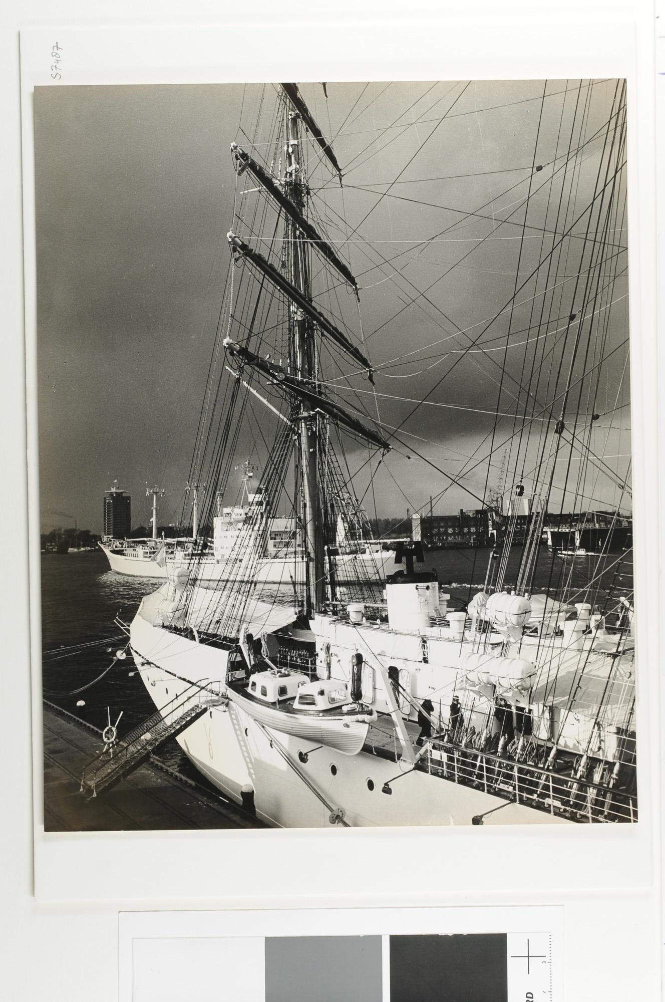 S.7487; De 'Gooiland' van de Koninklijke Hollandsche Lloyd passeert het Argentijnse schoolschip 'Libertad' (Q 2) [...]; foto