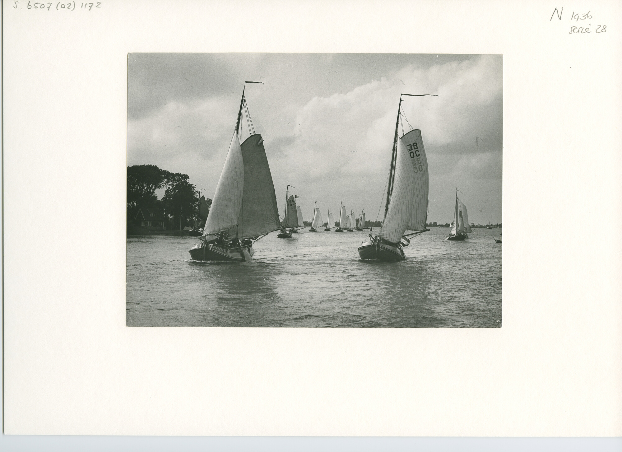 S.6507(02)1172.01; Zwart-wit foto van de reunie van ronde en platbodemjachten te Grouw; foto