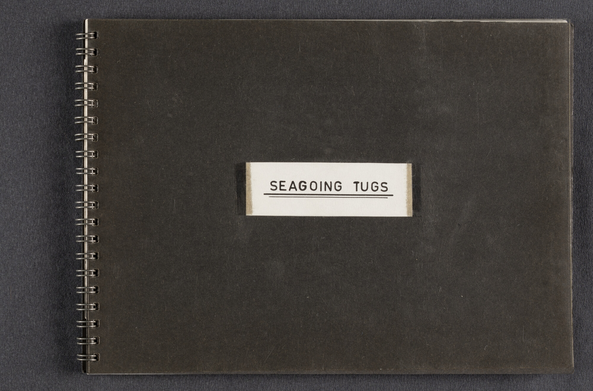2022.1523; Fotoalbum met zwart-wit foto's van seagoing tugs; fotoalbum