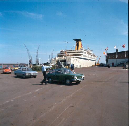 S.9100(6991); Dia van het Spaanse passagiersschip ms. 'Monte Toledo' van Naviera Aznar afgemeerd aan de kade van de Coenhaven (achteraanzicht); diapositief