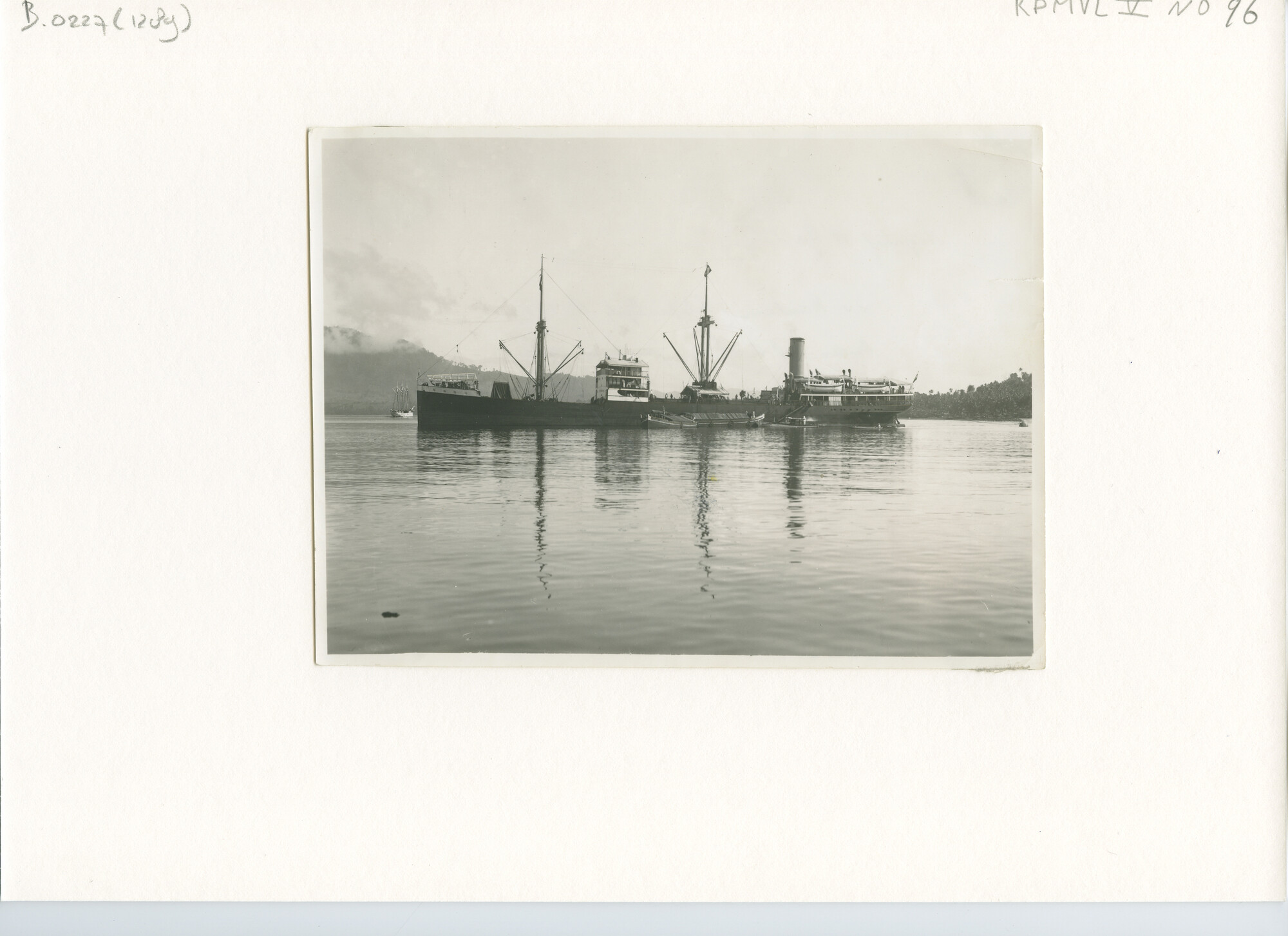 B.0227(1289); Foto van het vrachtschip ss. Bantam van de KPM liggende in een Indische baai; foto