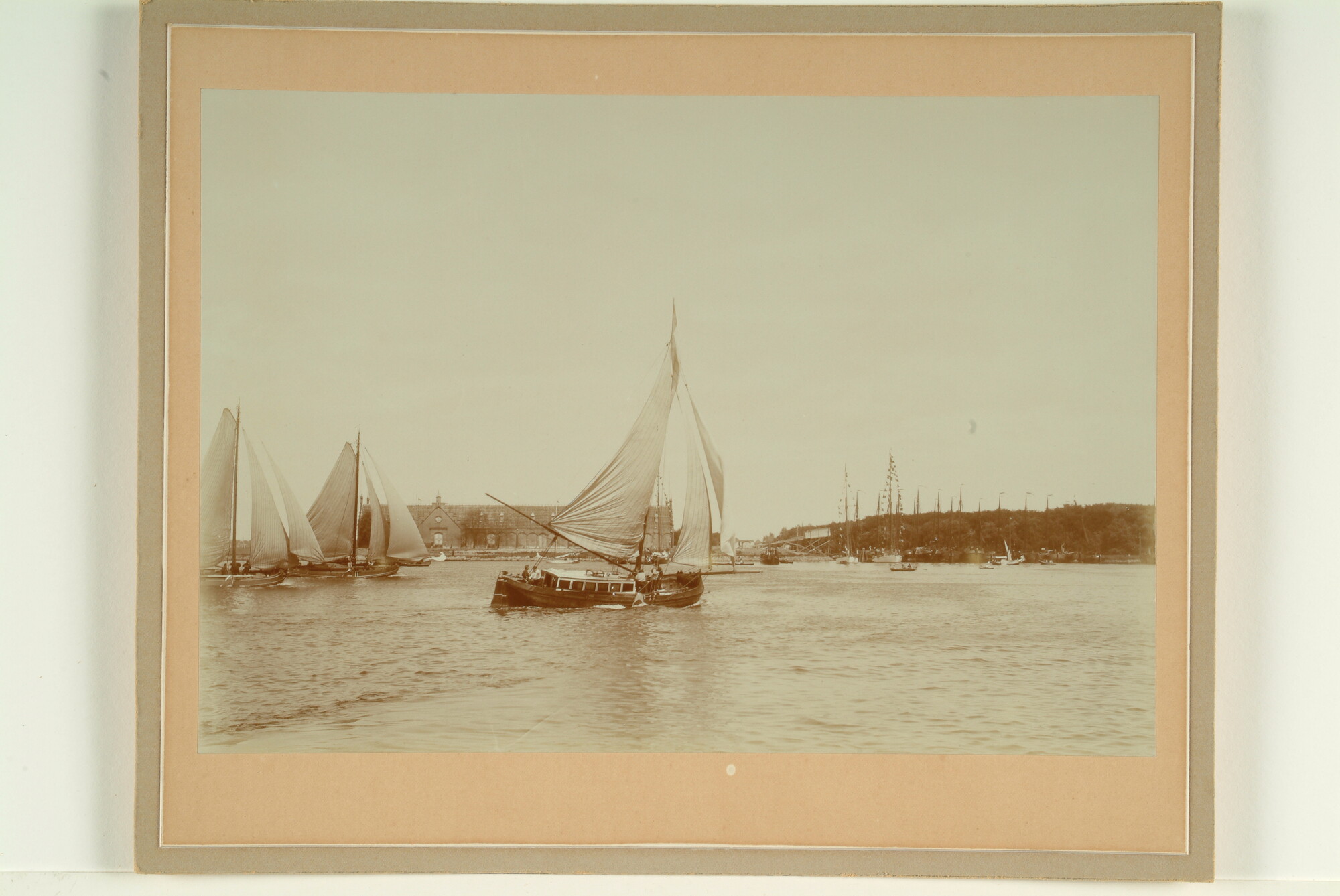 S.7166(76); Zeilwedstrijd met drie boeiers bij Nieuwendam; foto
