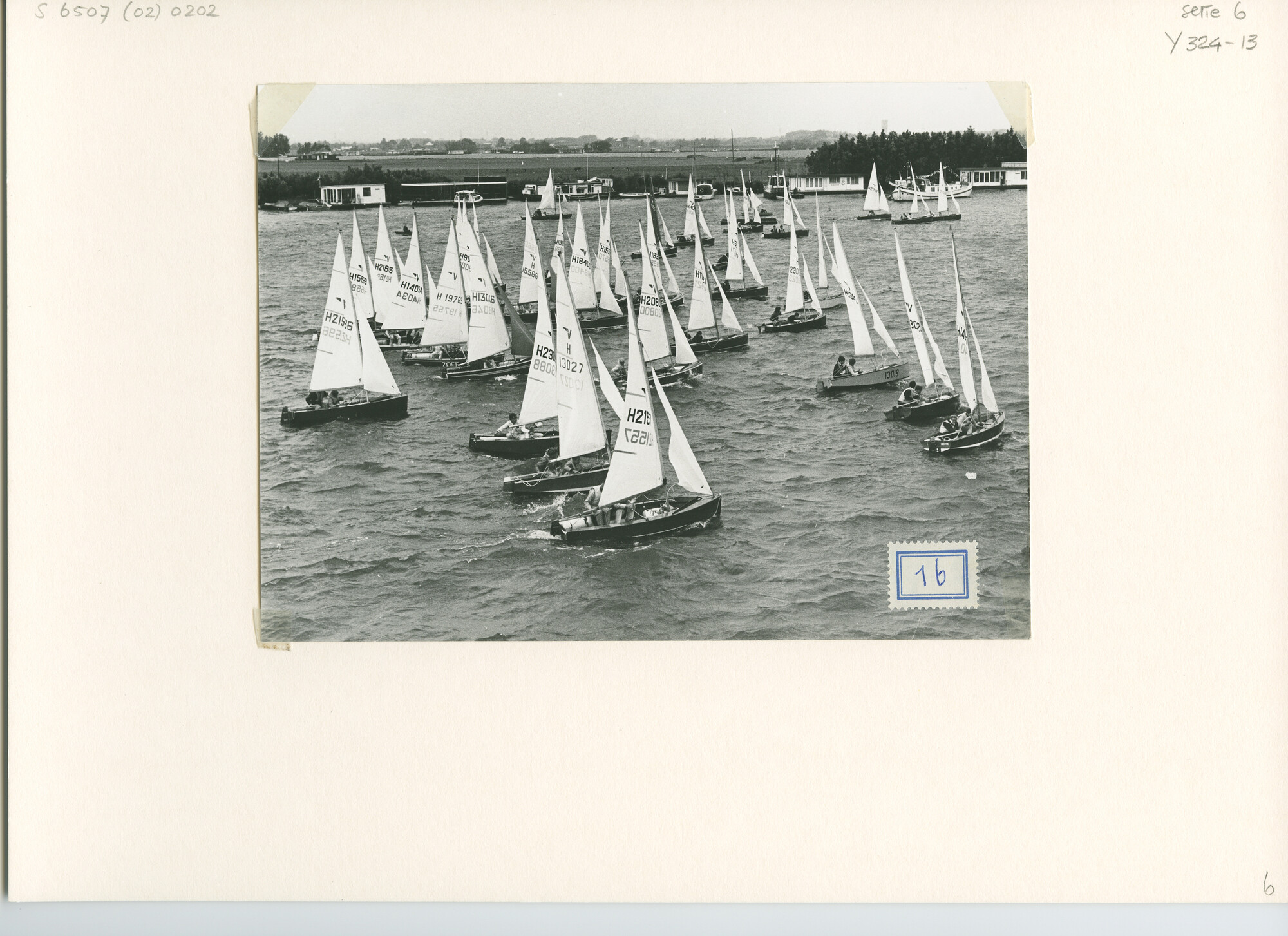 S.6507(02)0202.01; Zwart-wit foto van de Vaurien-klasse tijdens de Kaagweek 1970; foto