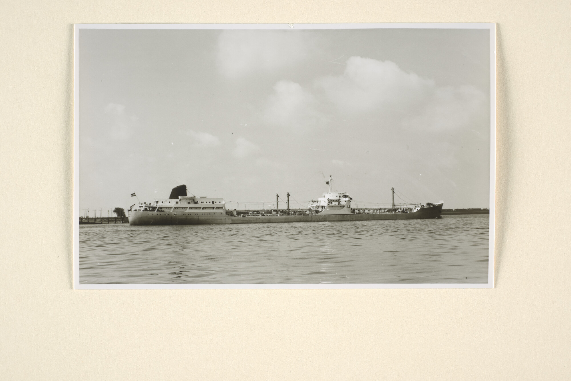 1996.1033; De tanker ms. 'Vlieland' van Stoomvaart Maatschappij Schieland (Koninklijke Rotterdamsche Lloyd) vermoedelijk gezien op de Nieuwe Waterweg [...]; foto