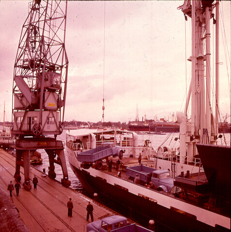 S.9100(0137); Laden van vrachtauto's als deklast op zeeschip; diapositief