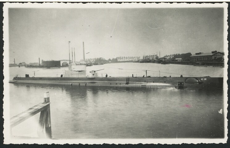 A.2867(01)013; De onderzeeboot Hr.Ms. 'K IX' voor de kade van Vlissingen; prentbriefkaart