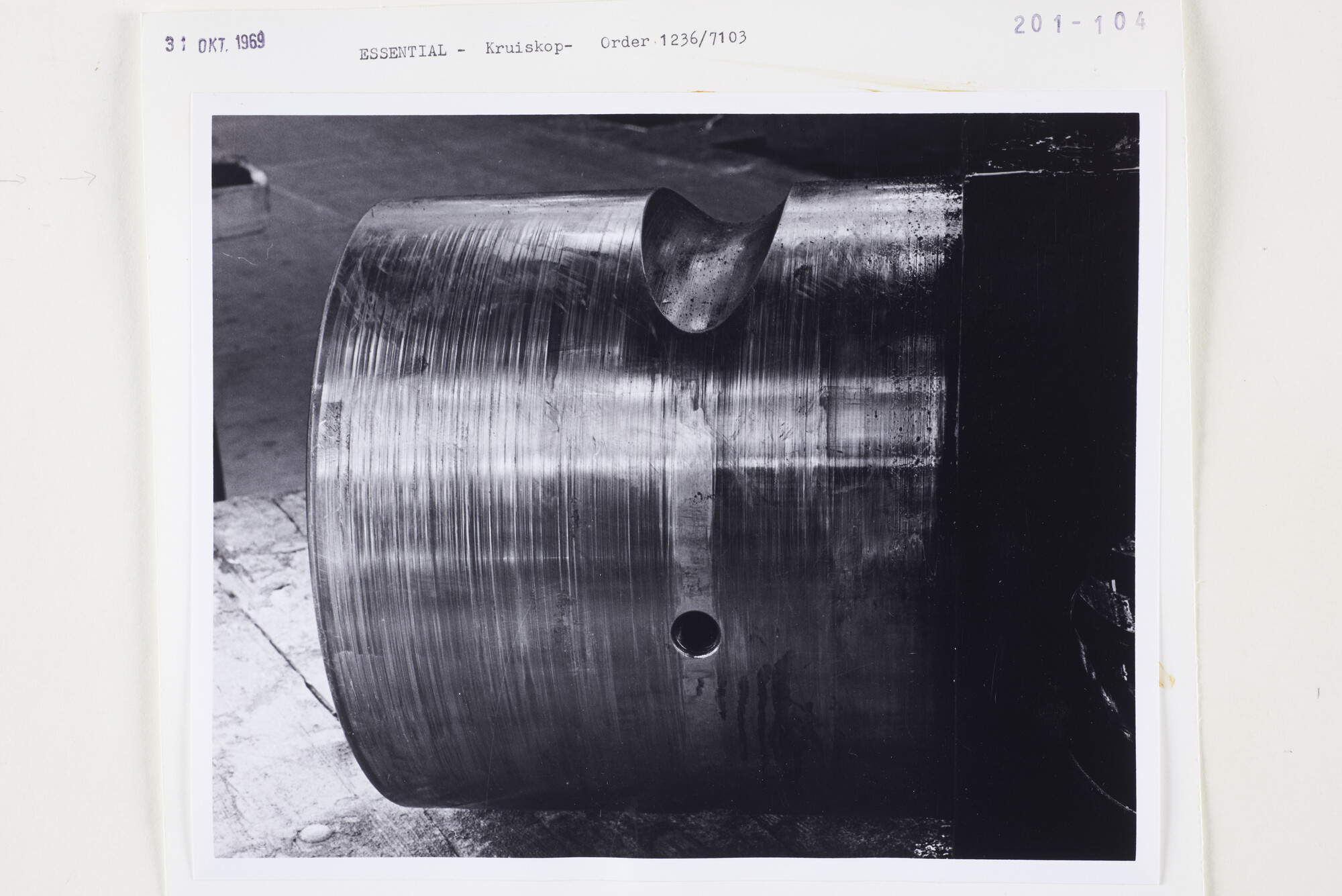 S.5444(5068)11; Foto van schade aan werktuigen in de motorkamer van de Essential; foto