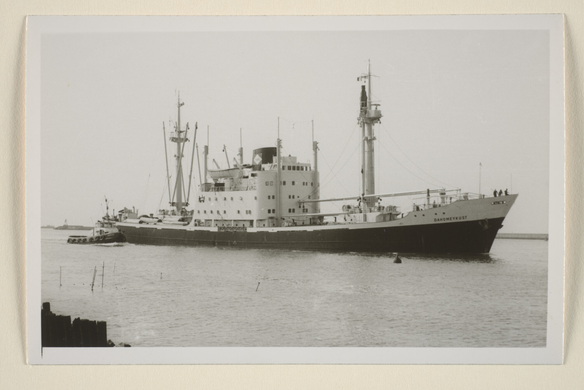 1995.5565; Het vrachtschip ms. 'Dahomeykust' van de VNS bij aankomst in IJmuiden; foto