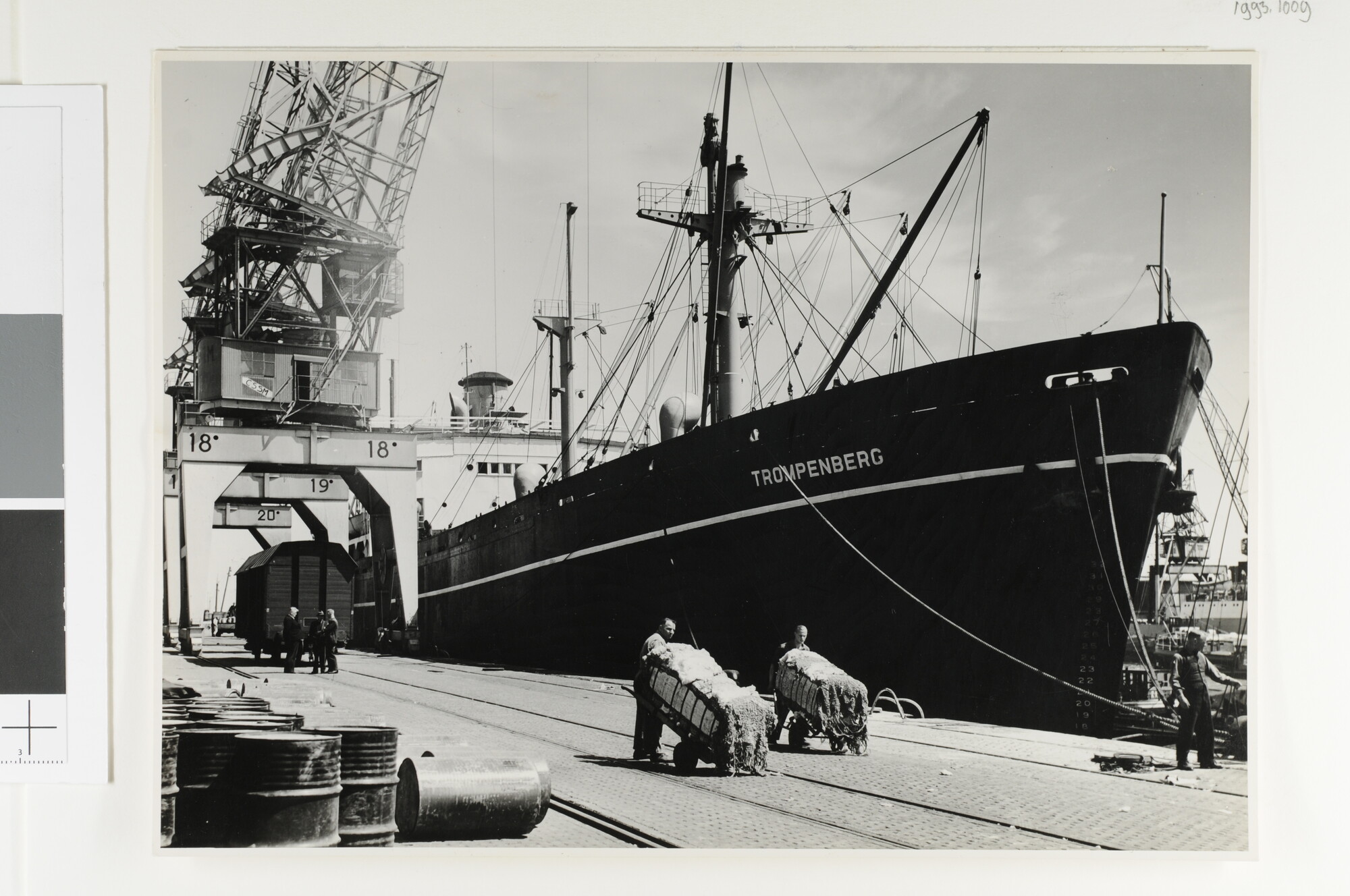 1993.1009; Het libertyschip ss. 'Trompenberg' van de Stoomboot Maatschappij Hillegersberg aan een kade in Rotterdam; foto