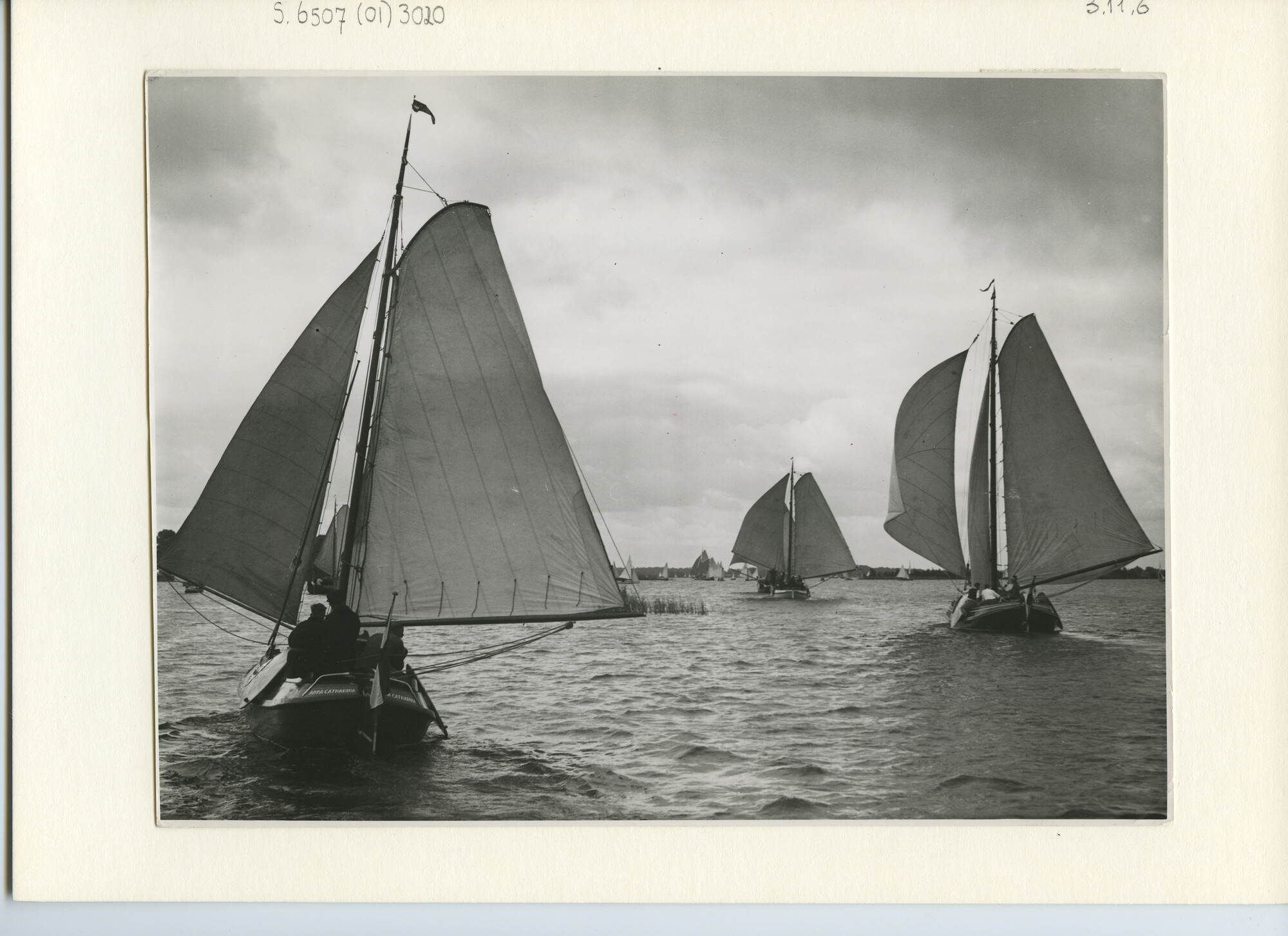 S.6507(01)3020; Foto van ronde jachten voor de wind; foto