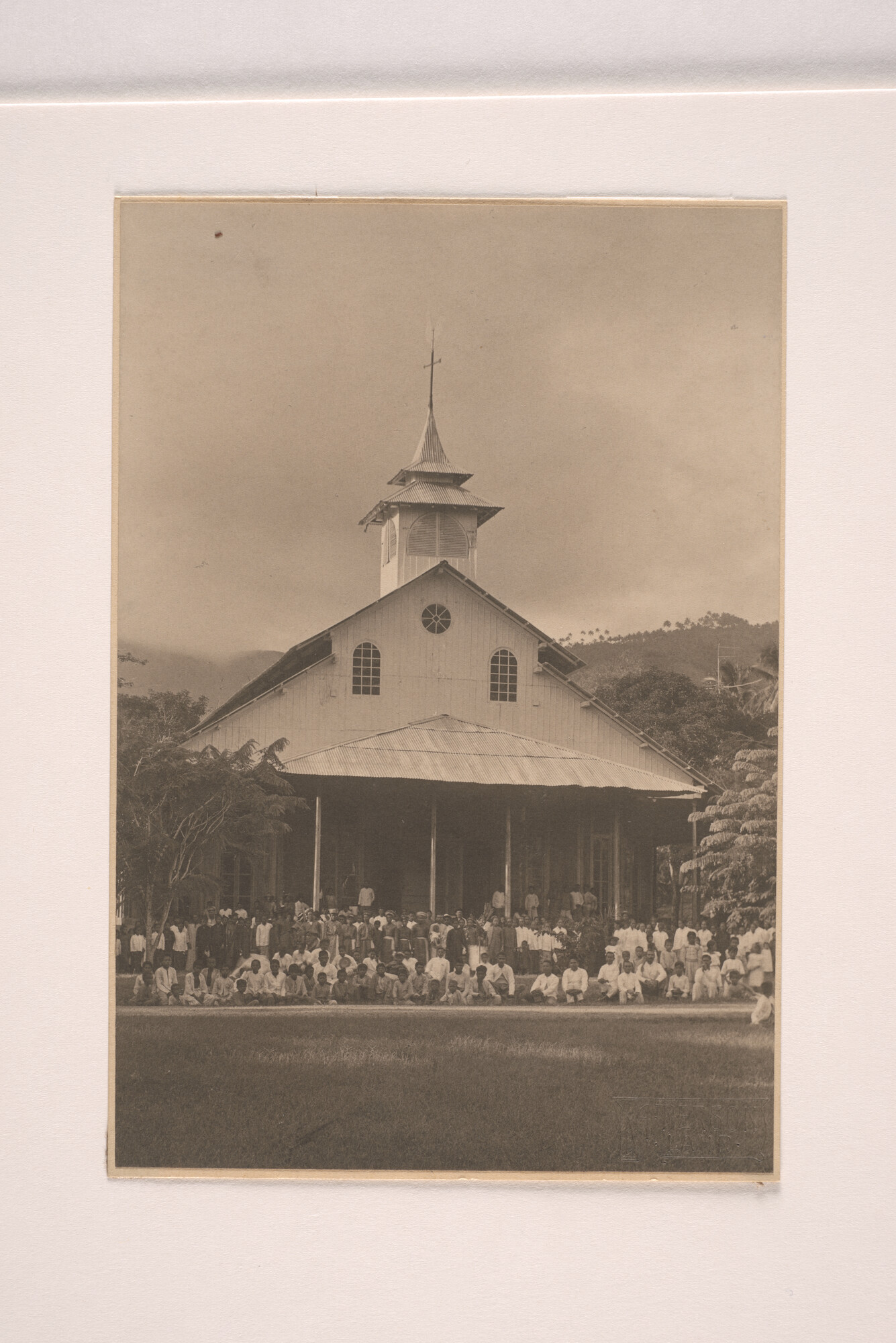 1994.5818; De kerk te Manganitoe (Menado), met al het verzamelde kerkvolk voor het [...]; foto