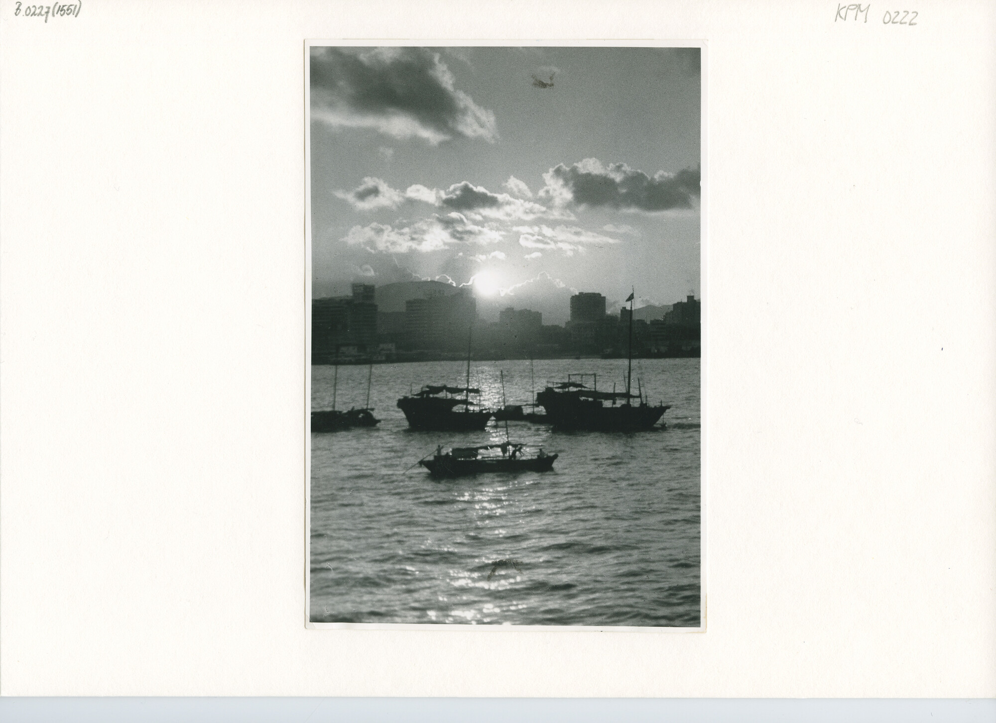 B.0227(1551); Zonsopkomst over HongKong, gezien vanaf ms. 'Van Cloon'; foto