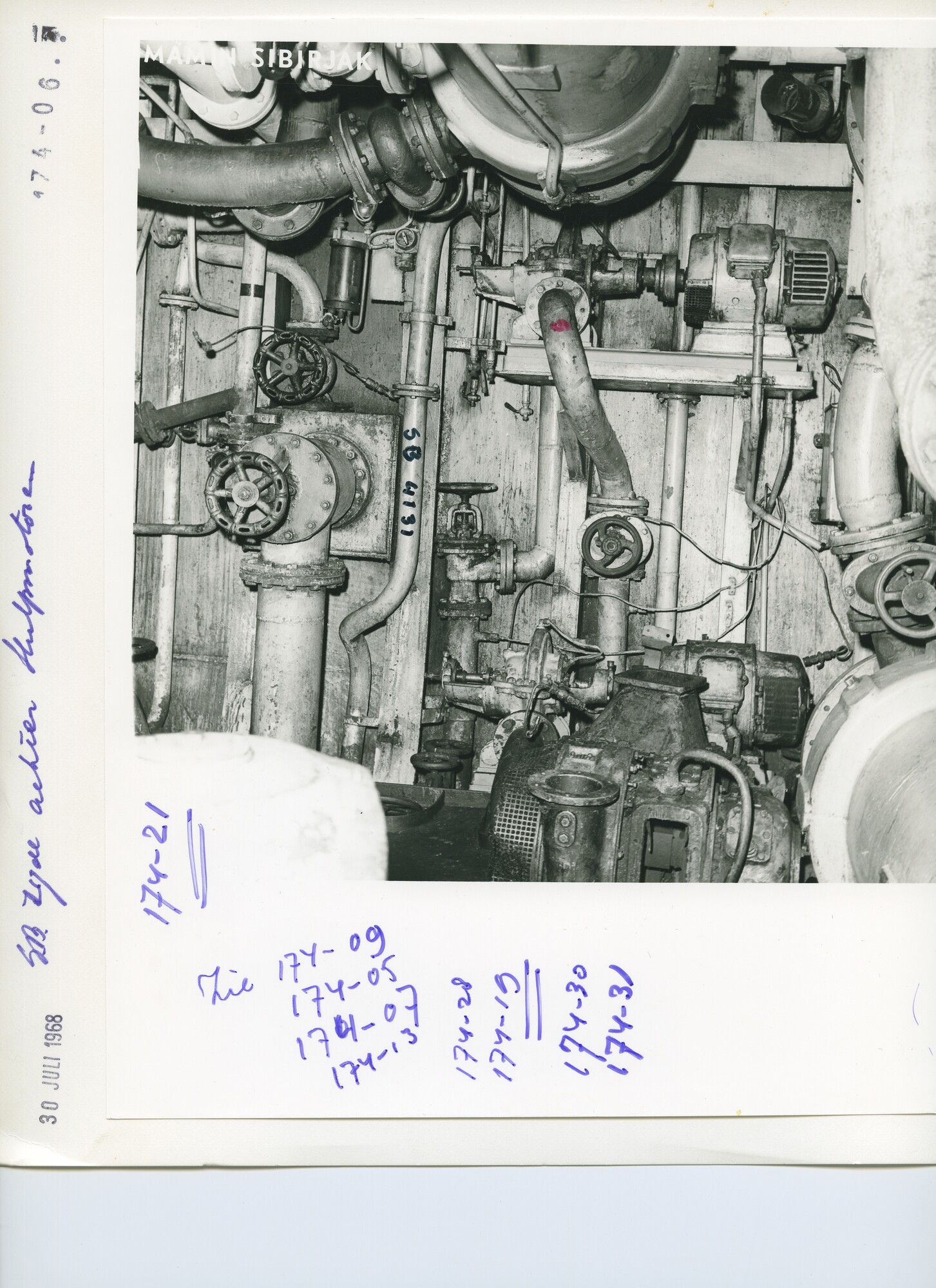 S.5444(04945)06; Interieurfoto van de machinekamer en het kombuis van het Sovjet visfabriekschip annex hektrawler 'Mamin Sibirjak' (M 403) tijdens een reparatiebeurt [...]; foto